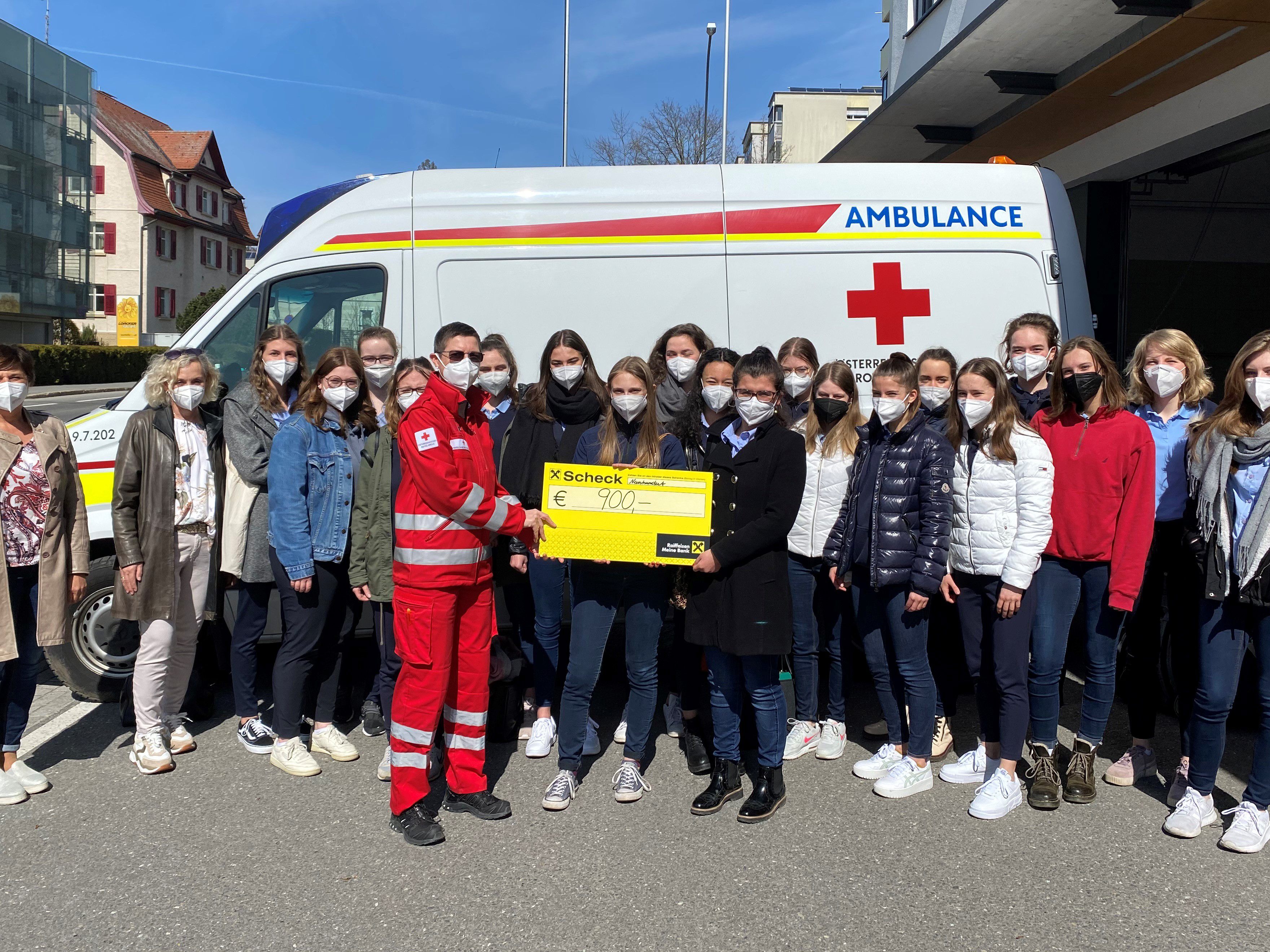 Spendenübergabe an das Rote Kreuz. Spendenübergabe an das Rote Kreuz.
