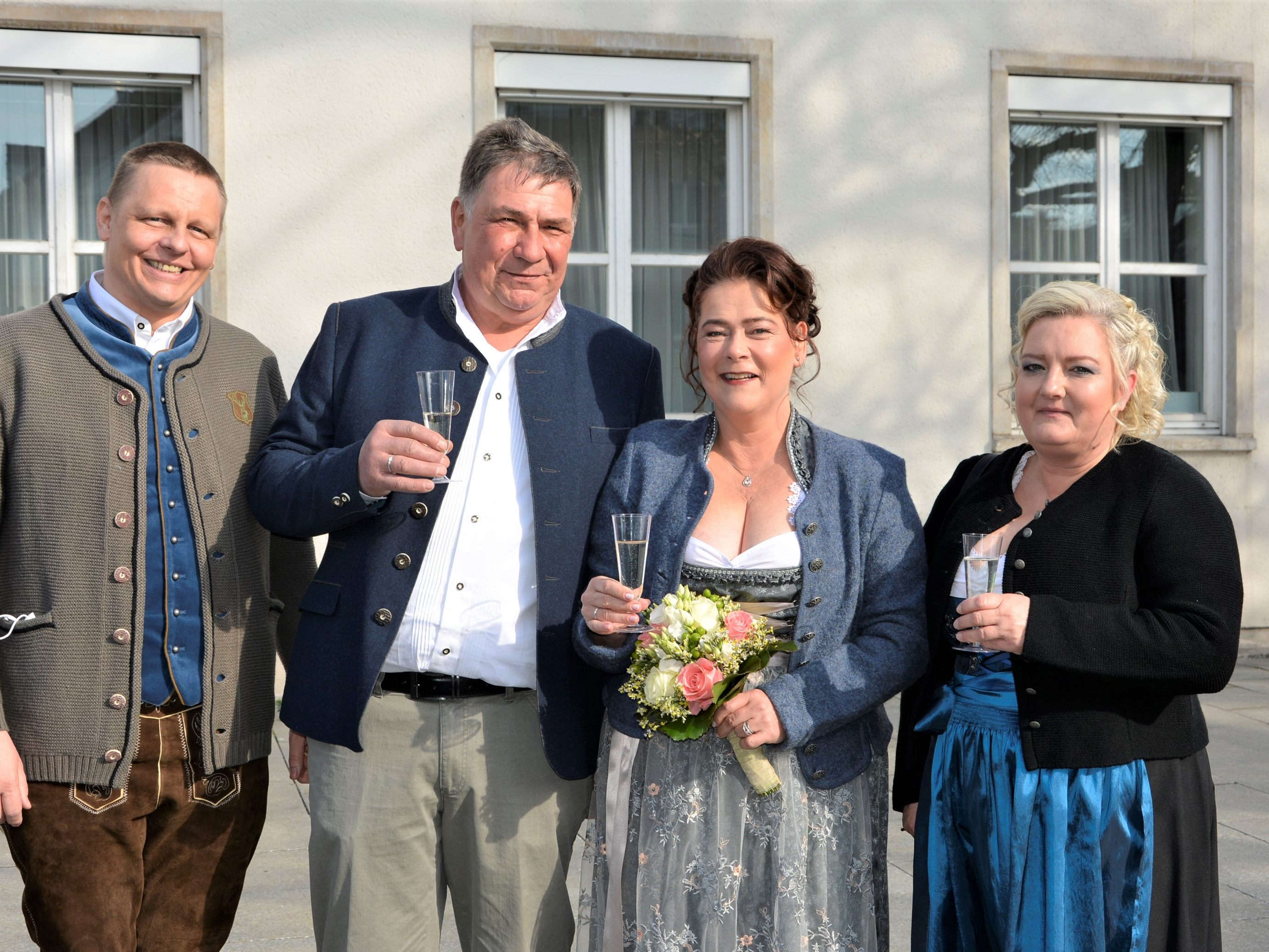 Das Brautpaar mit den Trauzeugen bei der standesamtlichen Hochzeit in Dornbirn. Das Brautpaar mit den Trauzeugen bei der standesamtlichen Hochzeit in Dornbirn.
