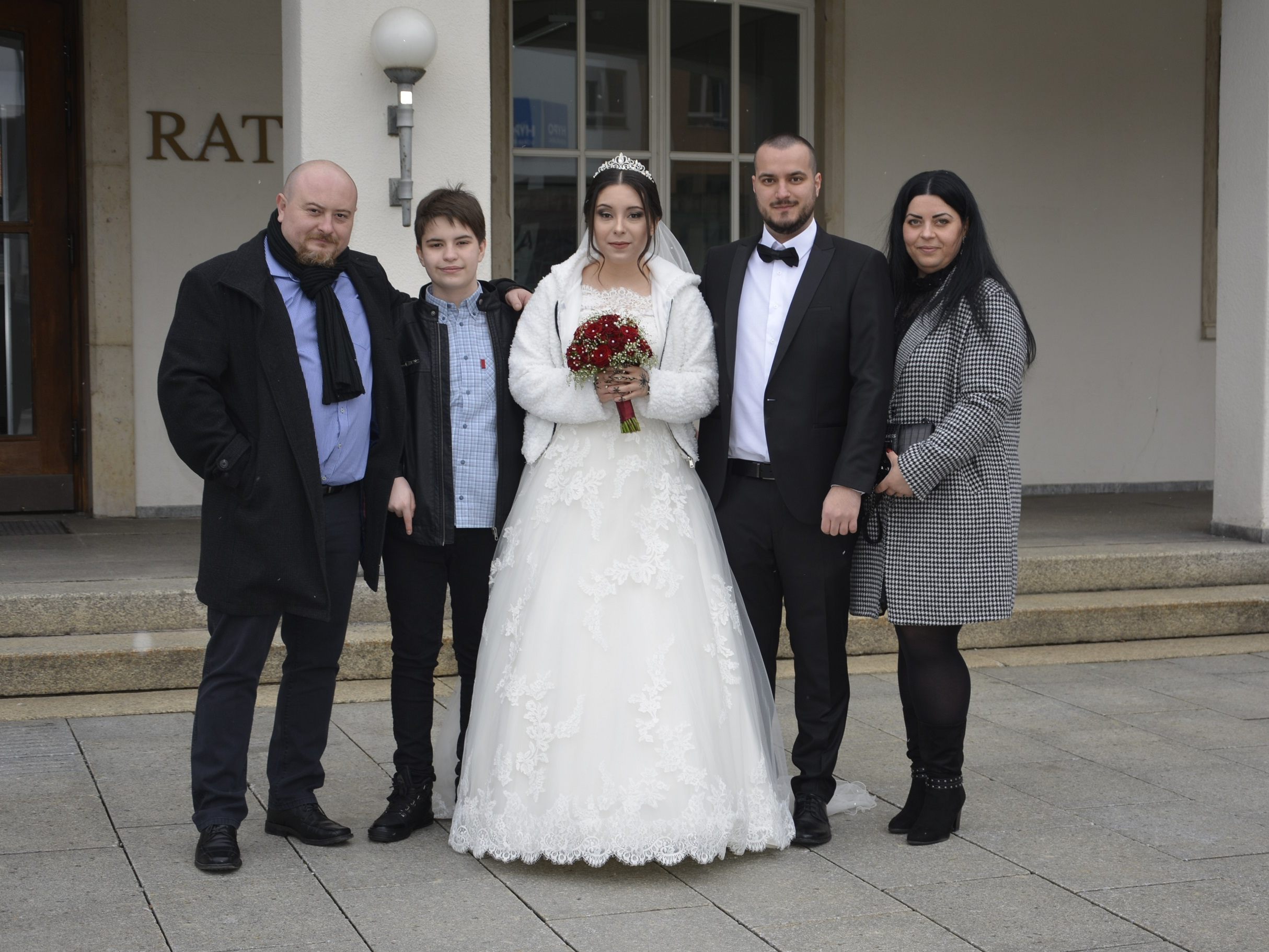 Das Brautpaar mit den Trauzeugen bei der standesamtlichen Hochzeit in Dornbirn.