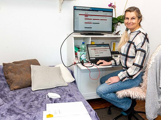Eva Maria Düringer – selbst im Homeoffice – rät bei der Arbeitnehmerveranlagungen noch zuzuwarten, wenn es um Steuerspar-Möglichkeiten beim Homeoffice geht. Noch fehlt das Gesetz. (Foto: Jürgen Gorbach/ AK)