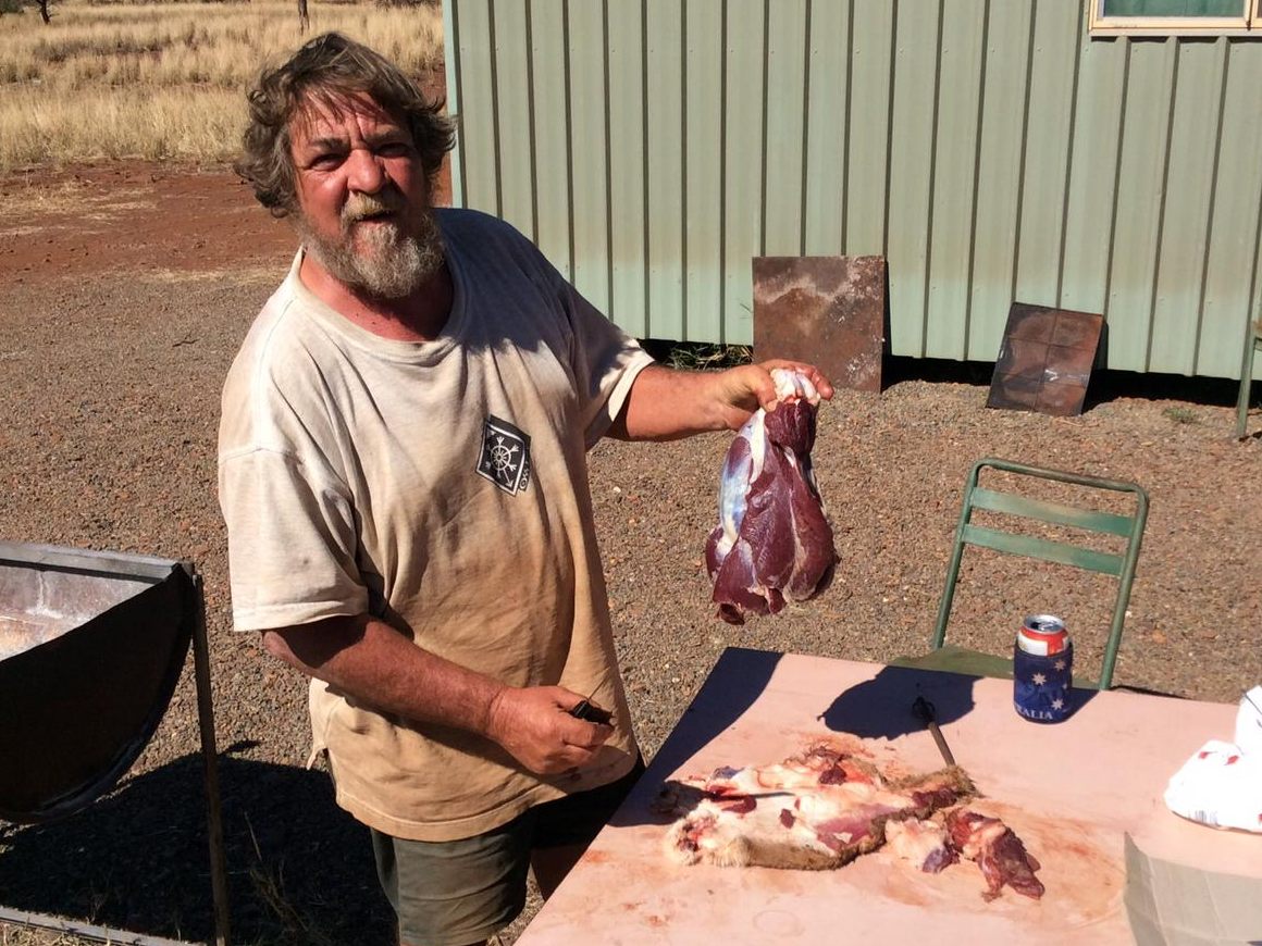 Wenn man im Outback zu Fleisch kommen will, muss man sich schon mal ein Känguruh schießen – Verarbeitung bei über 40 Grad im Schatten inklusive.