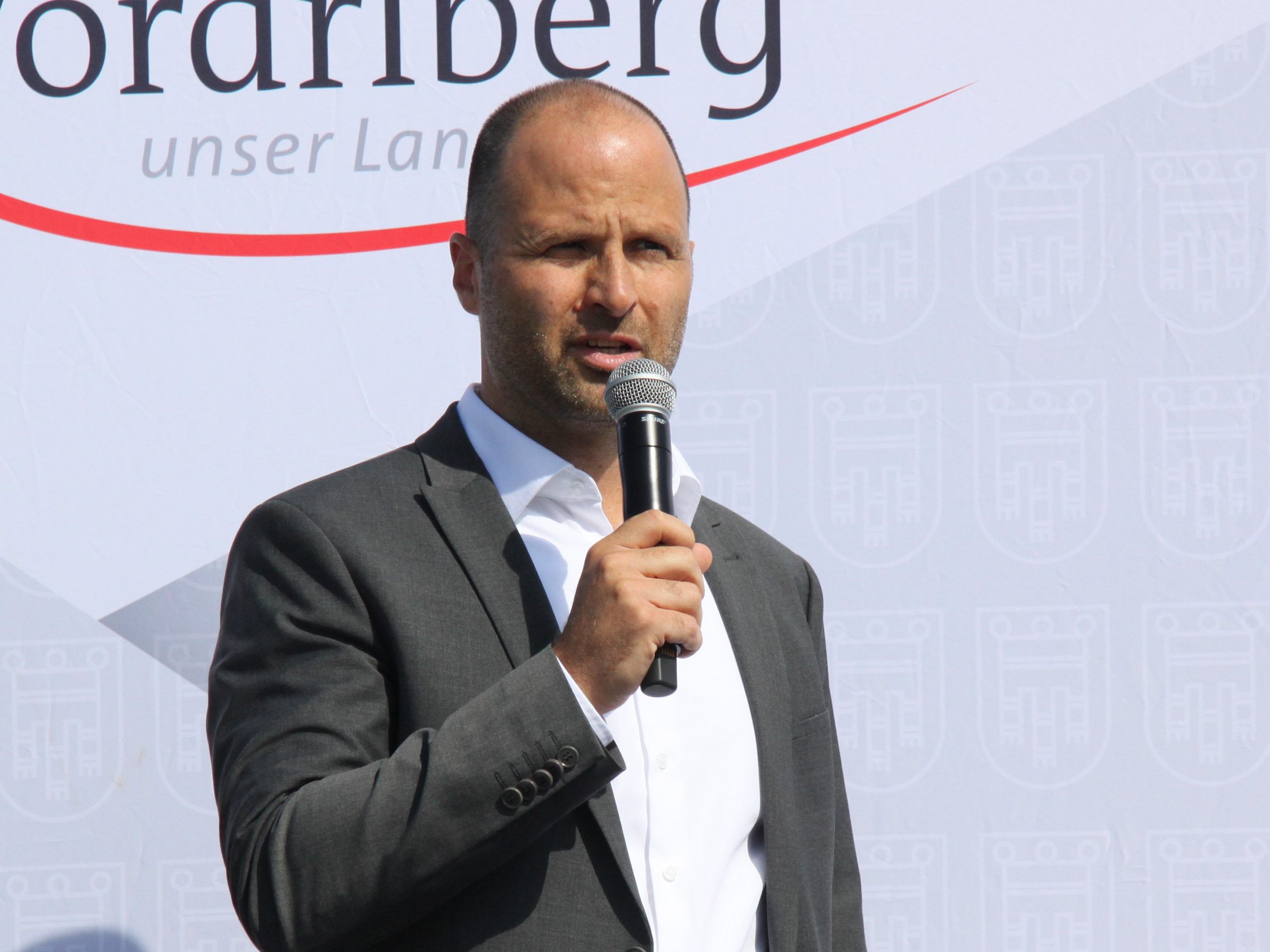 Wirtschaftslandesrat Marco Tittler (ÖVP) nannte die in Vorarlberg beabsichtigten Öffnungsschritte "unumgänglich". Wirtschaftslandesrat Marco Tittler (ÖVP) nannte die in Vorarlberg beabsichtigten Öffnungsschritte "unumgänglich".