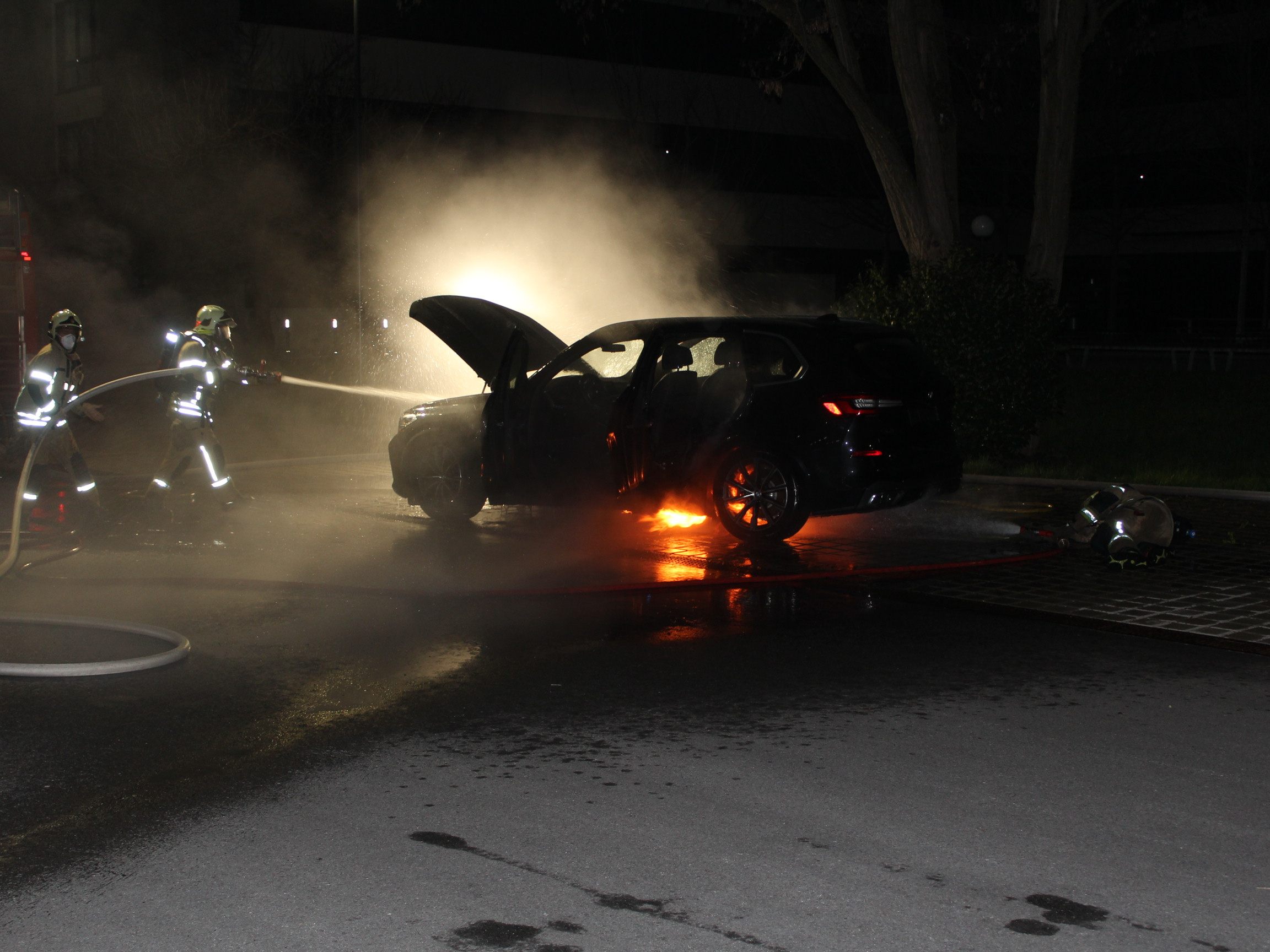 Unter schwerem Atemschutz rückten die Feuerwehrleute dem Brand zu Leibe.