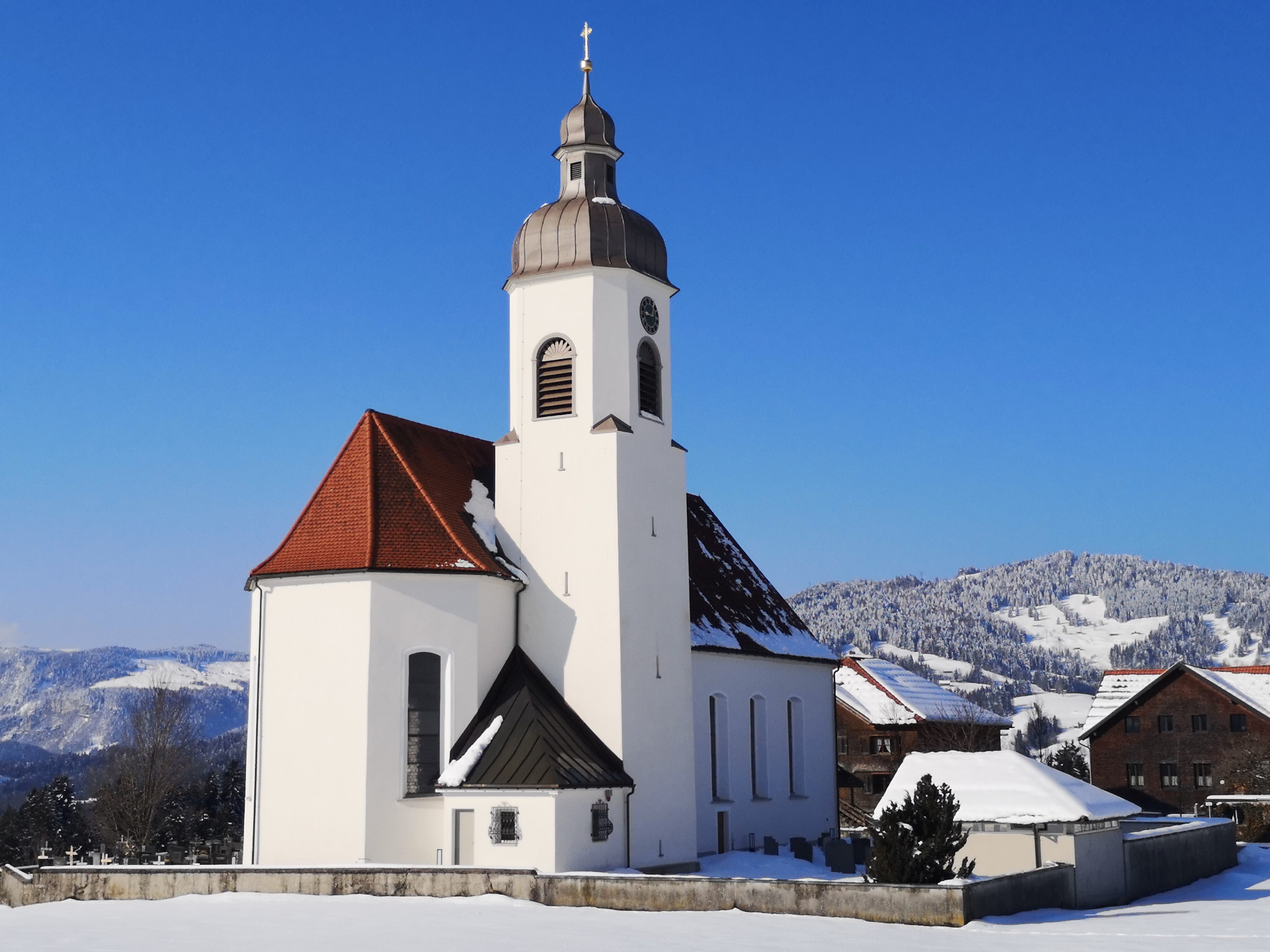 Die Pfarrkirche Langenegg wurde vor 246 Jahren am Ortseingang gebaut. Die Pfarrkirche Langenegg wurde vor 246 Jahren am Ortseingang gebaut.