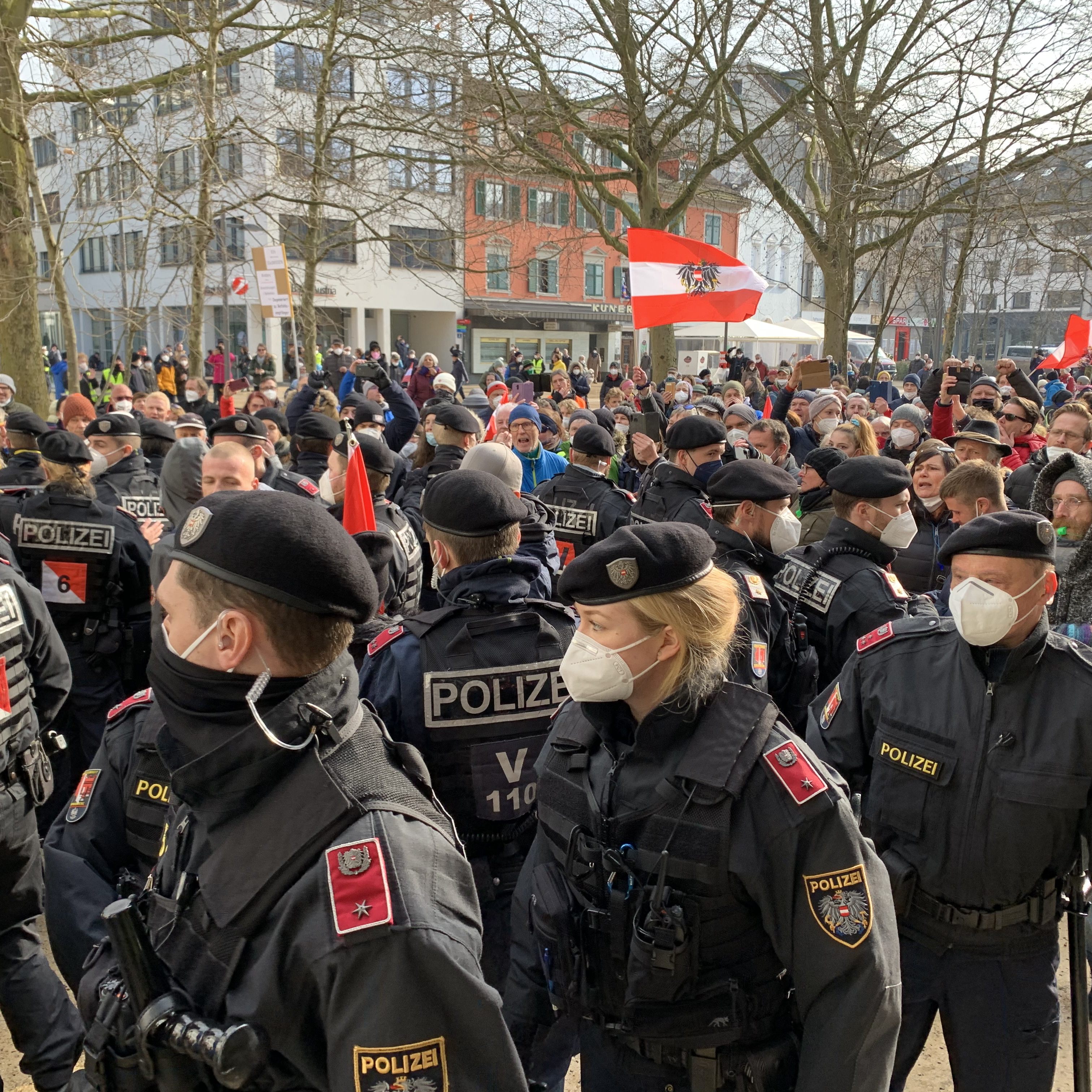 Gestern protestierten wieder rund 400 Menschen gegen die Corona-Maßnahmen.
