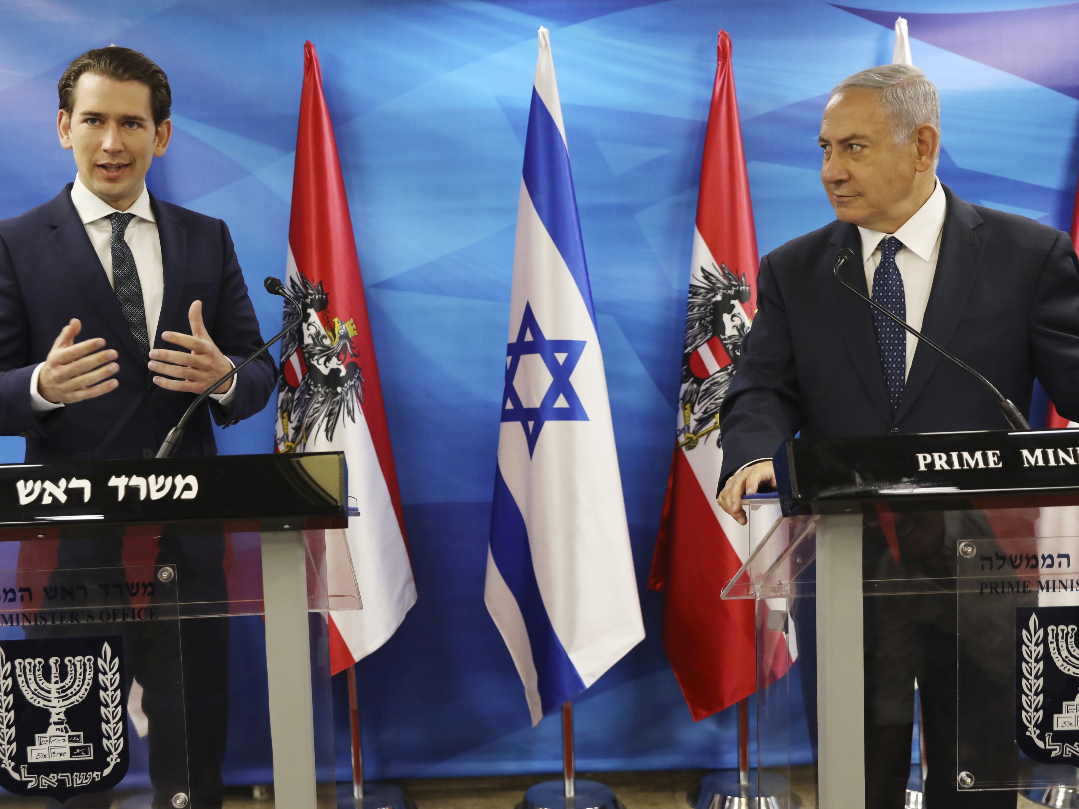 Kurz will sich "nicht mehr auf die EU verlassen" und gemeinsam mit Israel Corona-Impfstoffe der zweiten Generation entwickeln. Kurz will sich "nicht mehr auf die EU verlassen" und gemeinsam mit Israel Corona-Impfstoffe der zweiten Generation entwickeln.