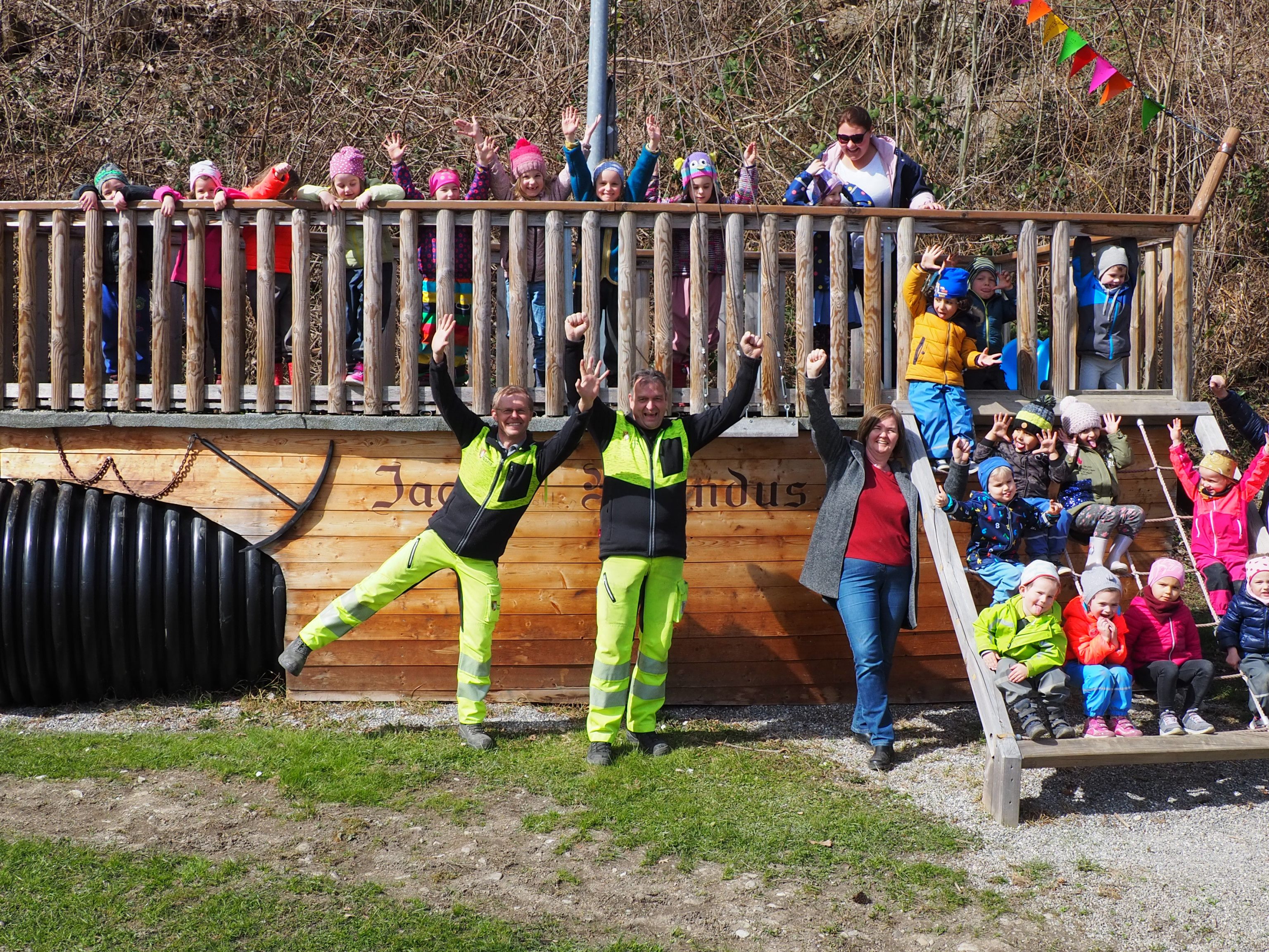 Bauhofteam, Kindergartenkinder und Pädagoginnen