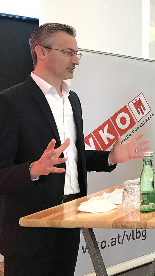 Wirtschaftskammer-Präsident Hans Peter Metzler, Wirtschaftslandesrat Marco Tittler, Carina Pollhammer, Obfrau der Sparte Handel in der Wirtschaftskammer Vorarlberg (WKV) und Jimmy Heinzl, Geschäftsführer der Wirtschafts-Standort Vorarlberg GmbH (WISTO) bei der Pressekonferenz.