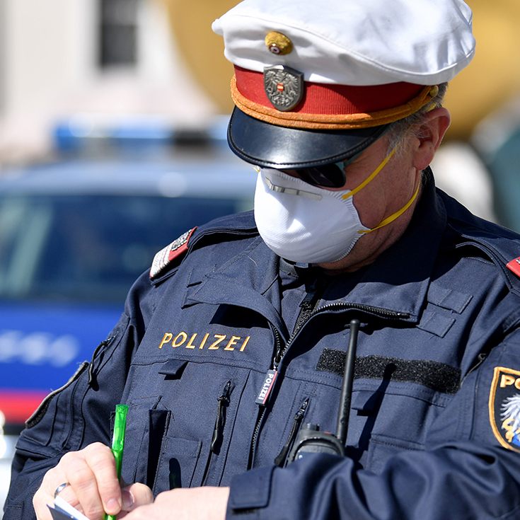 Rund 20 Beamte der Polizei stellten mehrere Verstöße gegen die Covid-19-Schutzmaßnahmenverordnung fest (Symbolbild).