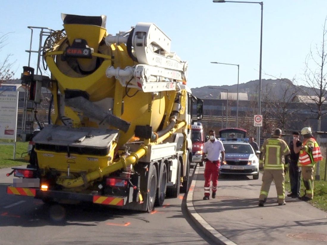 Der Fahrer des Lkw hat die Radfahrerin beim Abbiegen übersehen. Der Fahrer des Lkw hat die Radfahrerin beim Abbiegen übersehen.