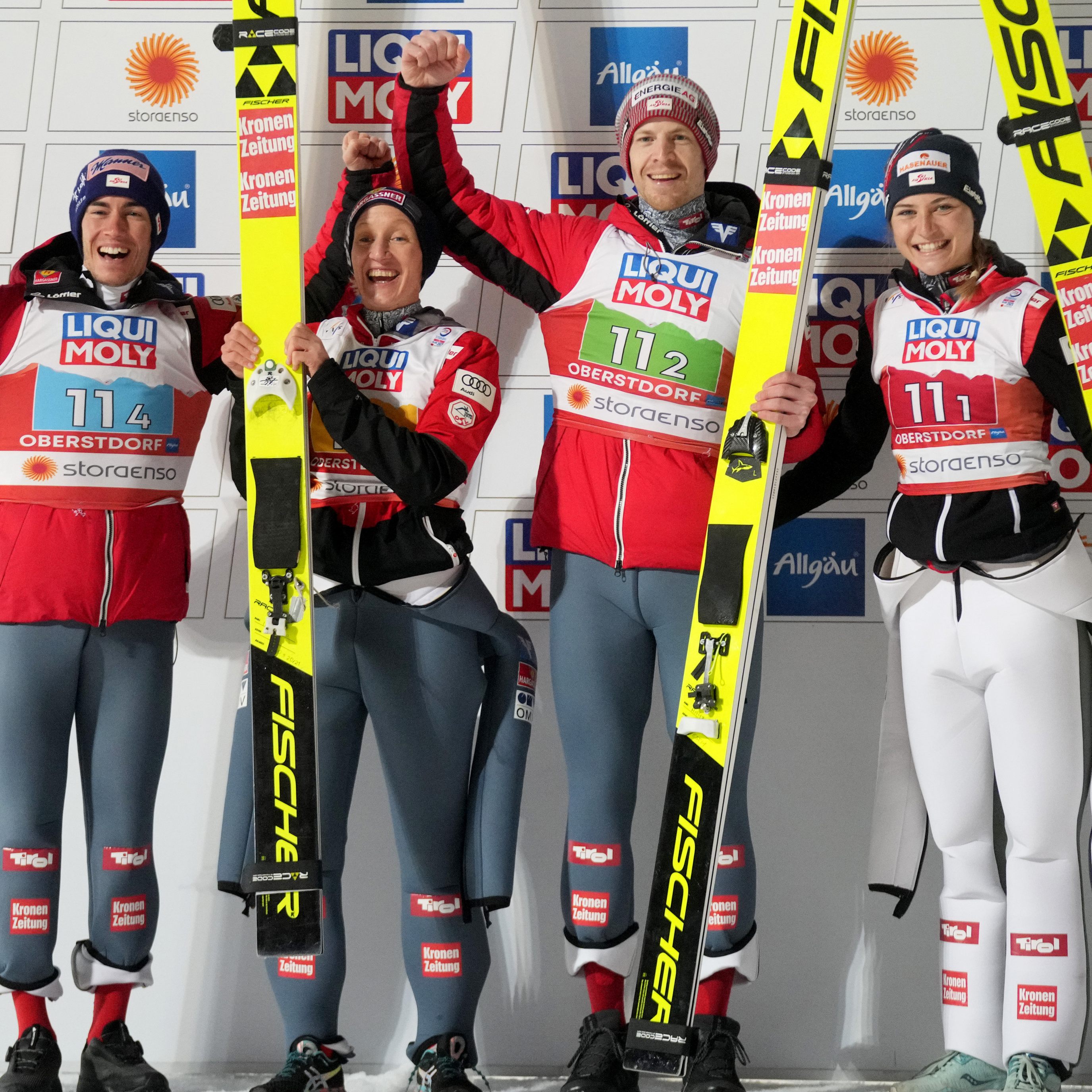 Die drittplazierten Stefan Kraft (AUT), Daniela Iraschko-Stolz (AUT), Michael Hayböck (AUT) und Marita Kramer (AUT) jubeln am Sonntag über Bronze.