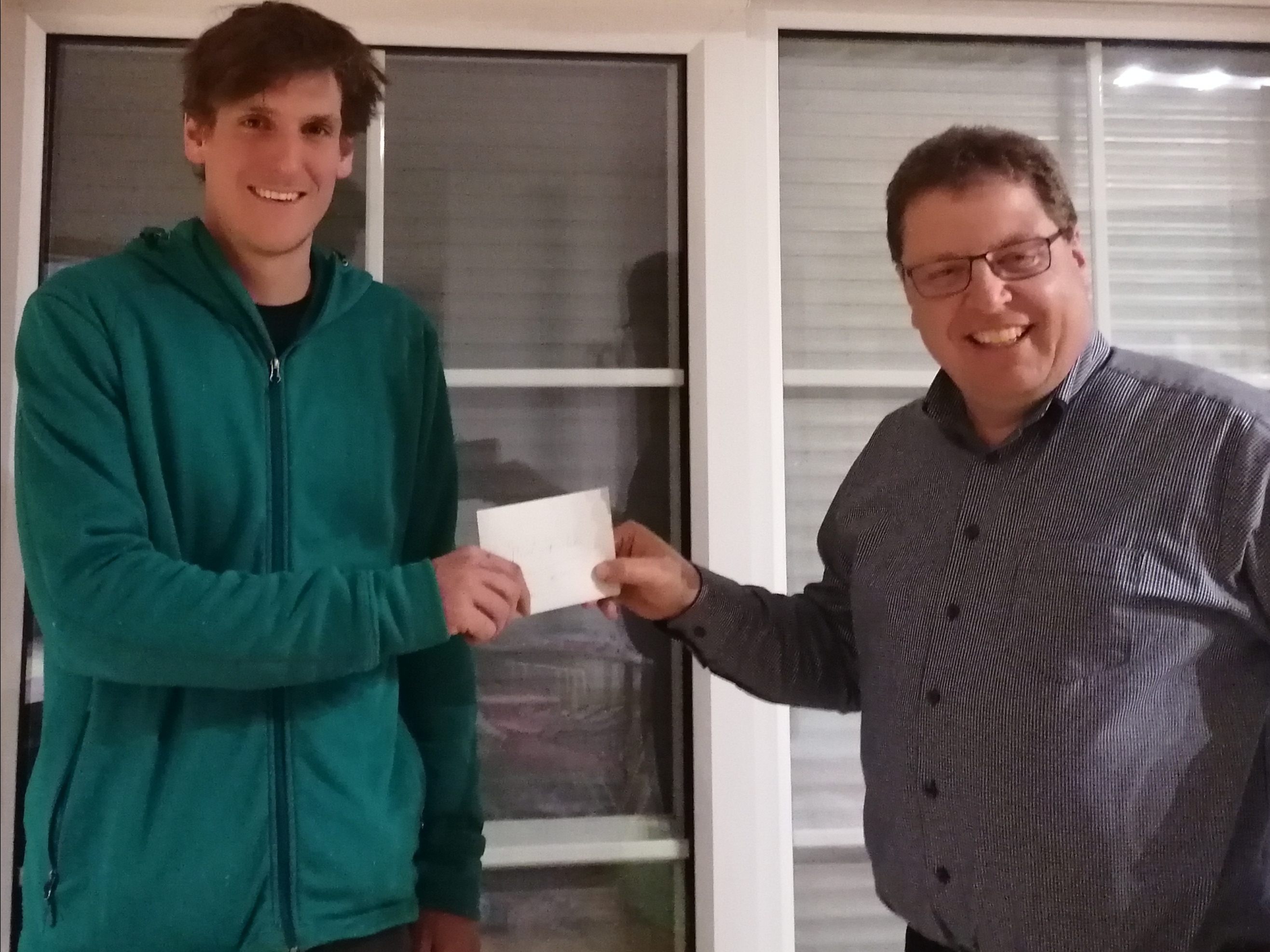 Jakob Zech übergab in Vertretung der Funkenzunft die Spende an Frank Stecher. Jakob Zech übergab in Vertretung der Funkenzunft die Spende an Frank Stecher.