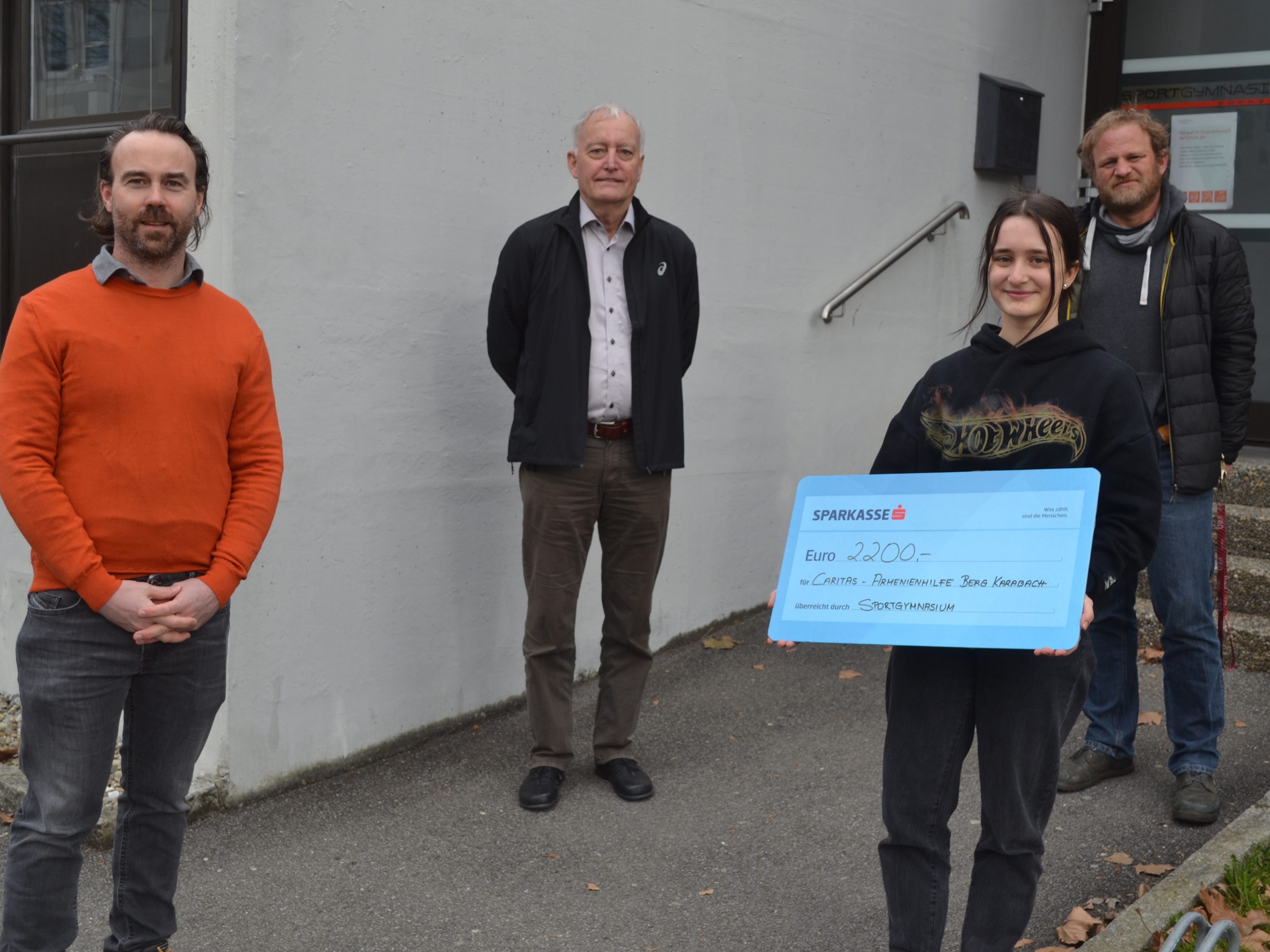 Robert Moosbrugger (Caritas Auslandshilfe, Direktor Josef Spiegel, Gymnasiastin Emma Marte und Ethik-Lehrer Andreas Natter. (v. l.)