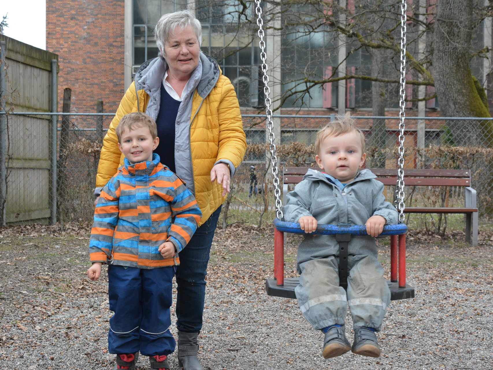 Leihoma Erika ist mit ihren Leihenkeln oft an der frischen Luft. Gemeinsam erkunden sie die vielen Spielplätze in Dornbirn. Leihoma Erika ist mit ihren Leihenkeln oft an der frischen Luft. Gemeinsam erkunden sie die vielen Spielplätze in Dornbirn.