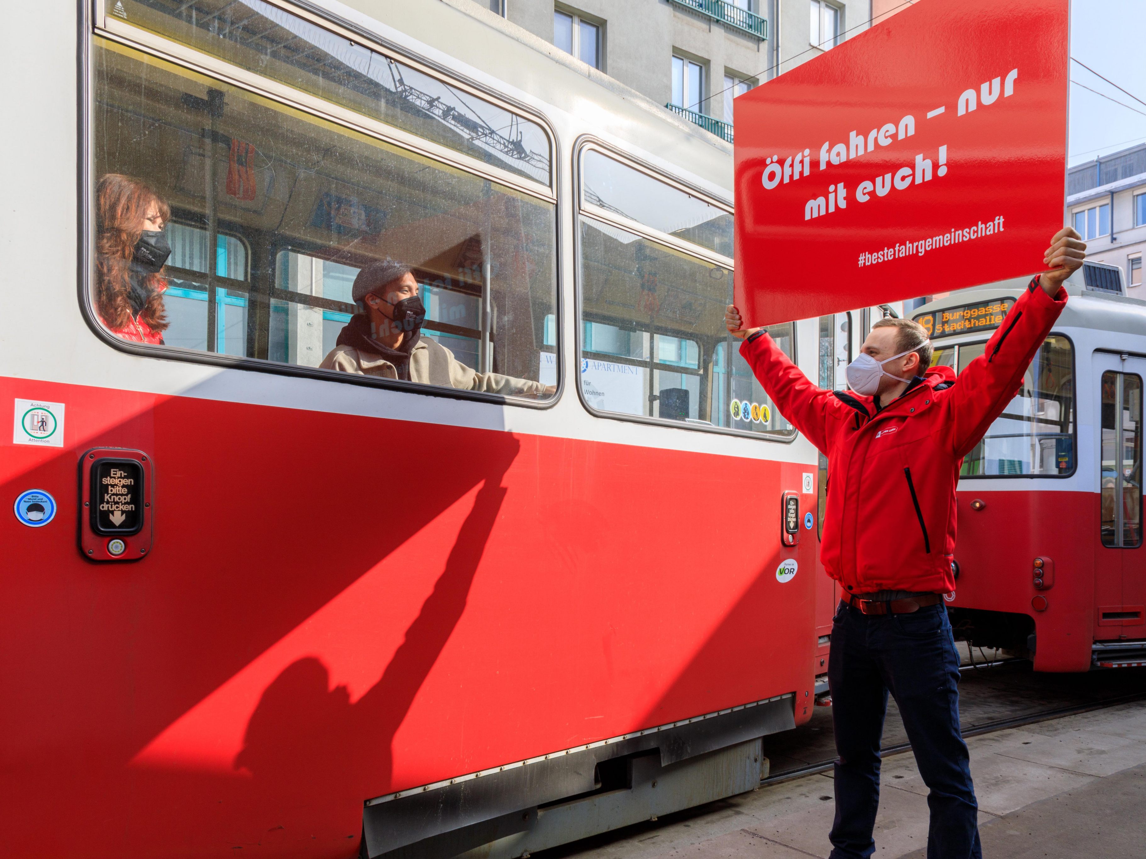 Am "Tag der Komplimente" bedankten sich die Wiener Linien bei ihren Fahrgästen für die Treue trotz Corona. Am "Tag der Komplimente" bedankten sich die Wiener Linien bei ihren Fahrgästen für die Treue trotz Corona.