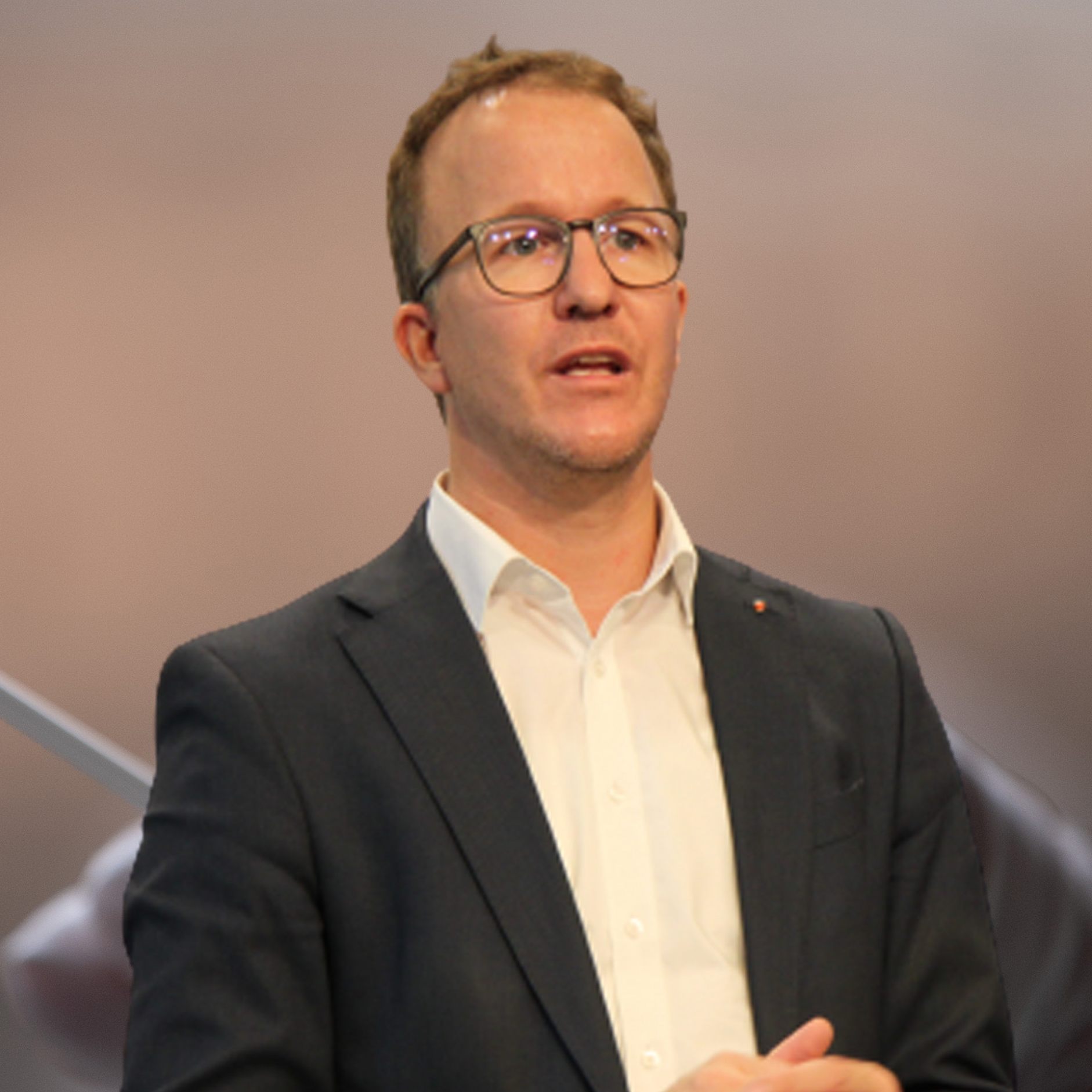 Die Anzahl der Teststationen nimmt mit den Öffnungsschritten weiter zu.