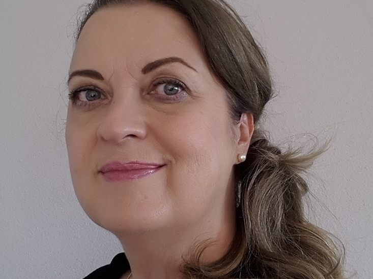 Ursula Flajs freut sich über ihren ersten Roman. Ursula Flajs freut sich über ihren ersten Roman.