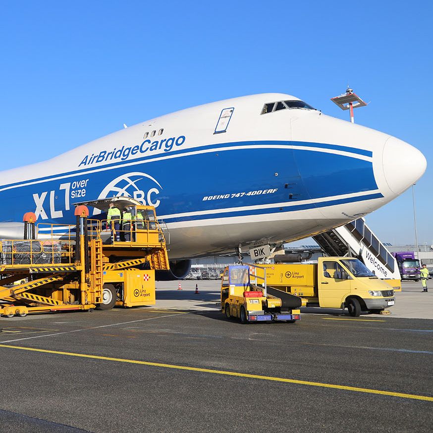 Verladung der Gebäudelagerung ins Frachtflugzeug.