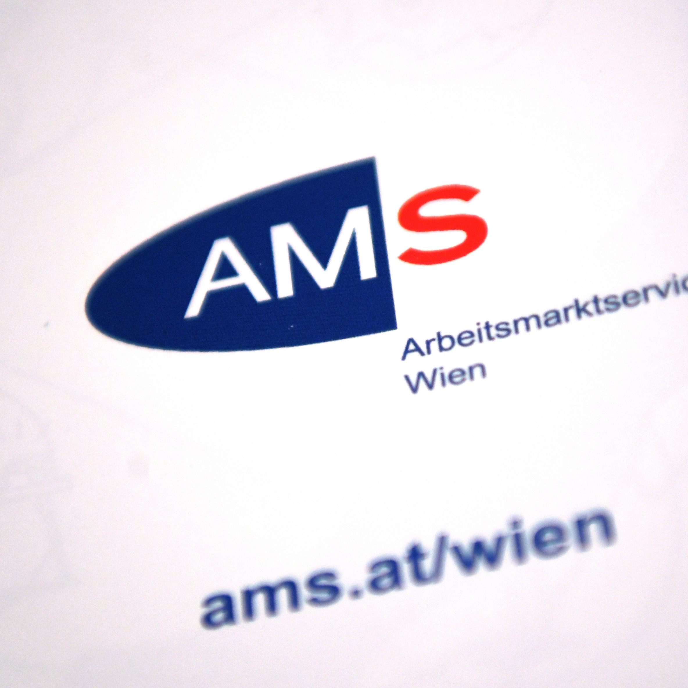 Wieder mehr Menschen nehmen an Schulungen teil.