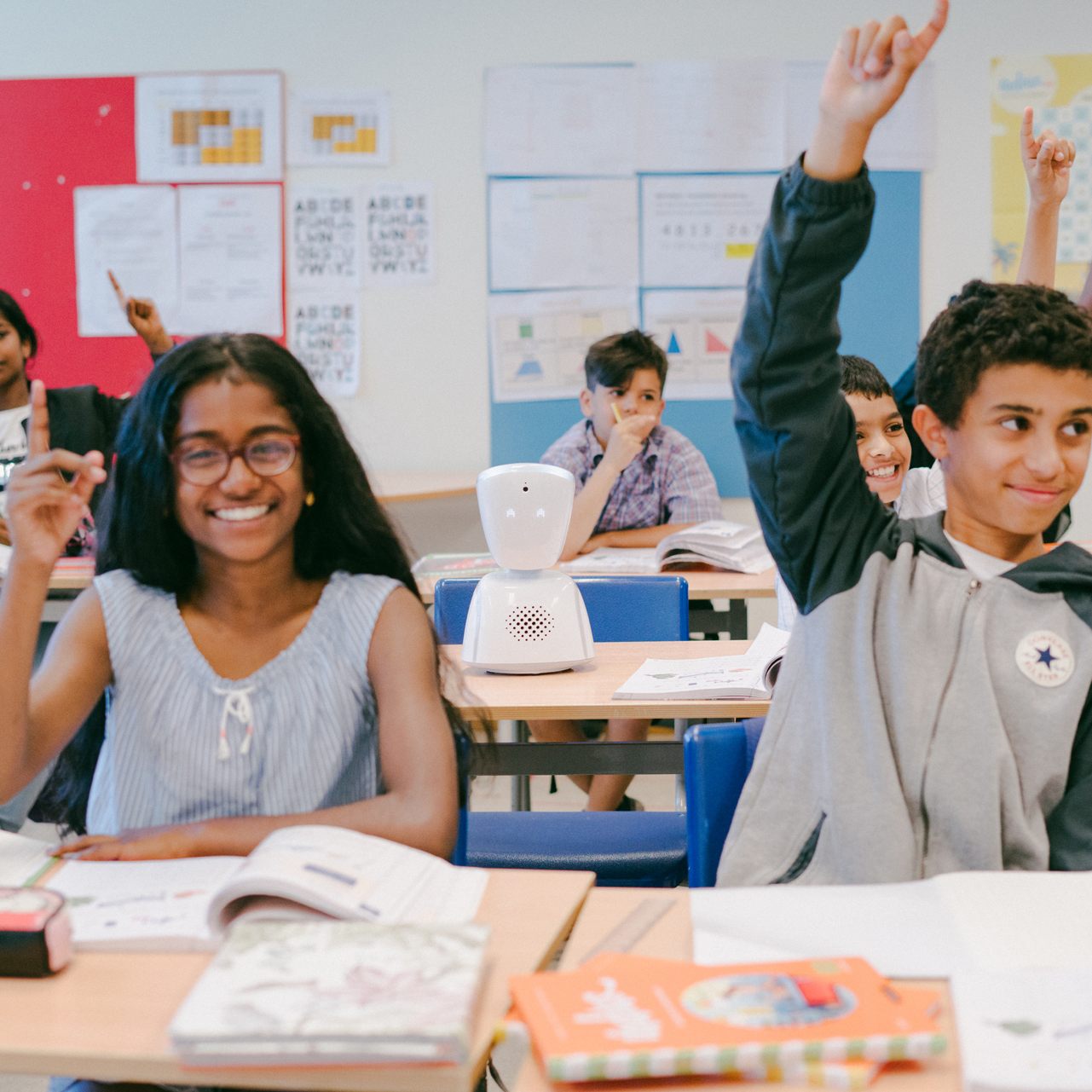 Die Roboter filmen mit und übertragen Sprache.