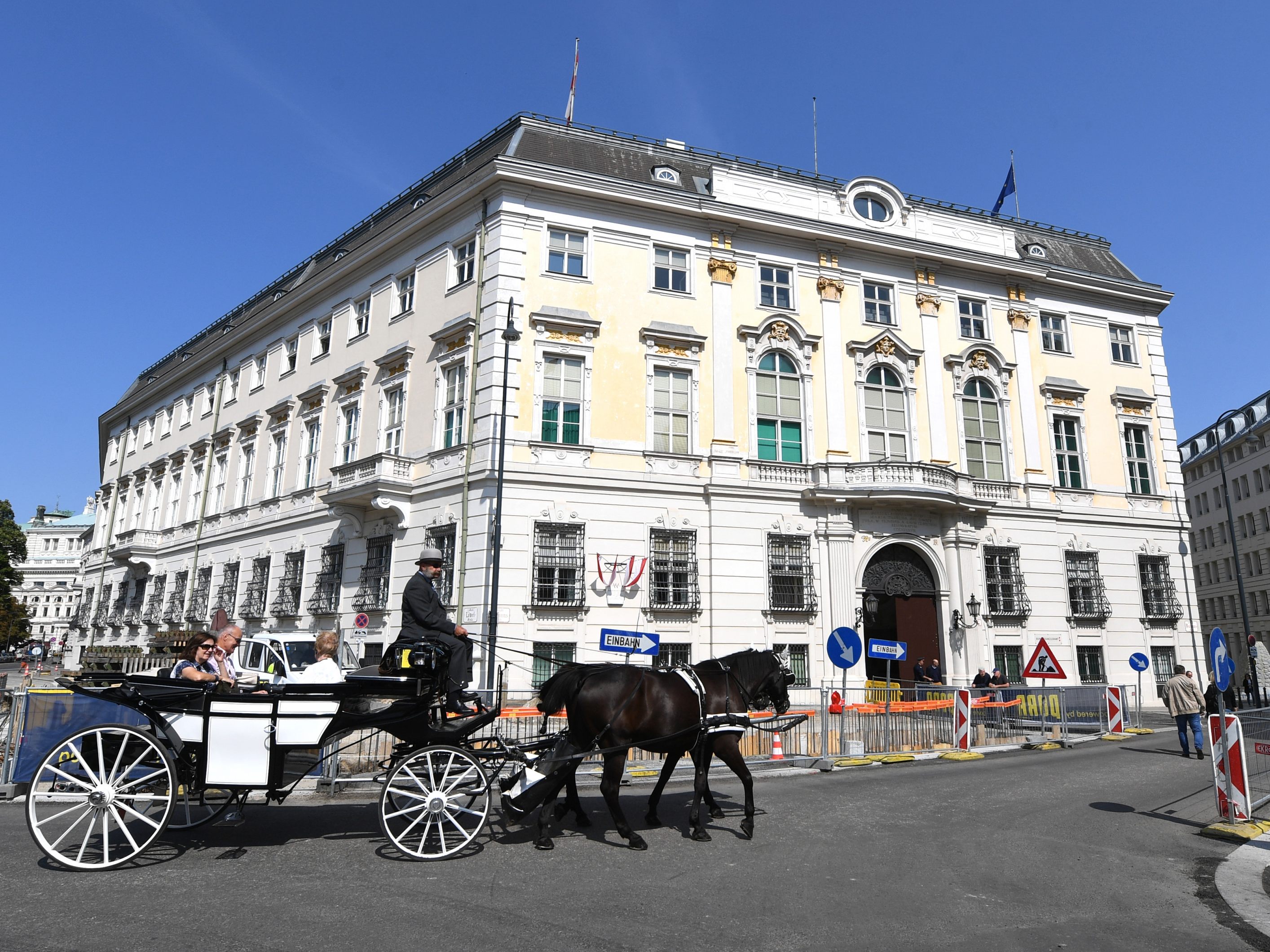 Die Fassade des Bundeskanzleramts wird restauriert. Die Fassade des Bundeskanzleramts wird restauriert.