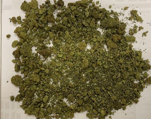 Der Mann soll eine größere Menge Cannabis fallengelassen haben. Der Mann soll eine größere Menge Cannabis fallengelassen haben.