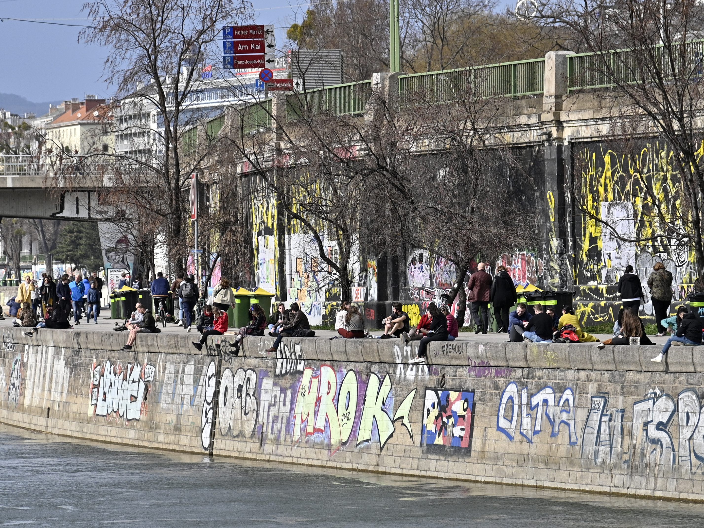 Wien liebäugelt mit der Maskenpflicht im Freien. Wien liebäugelt mit der Maskenpflicht im Freien.