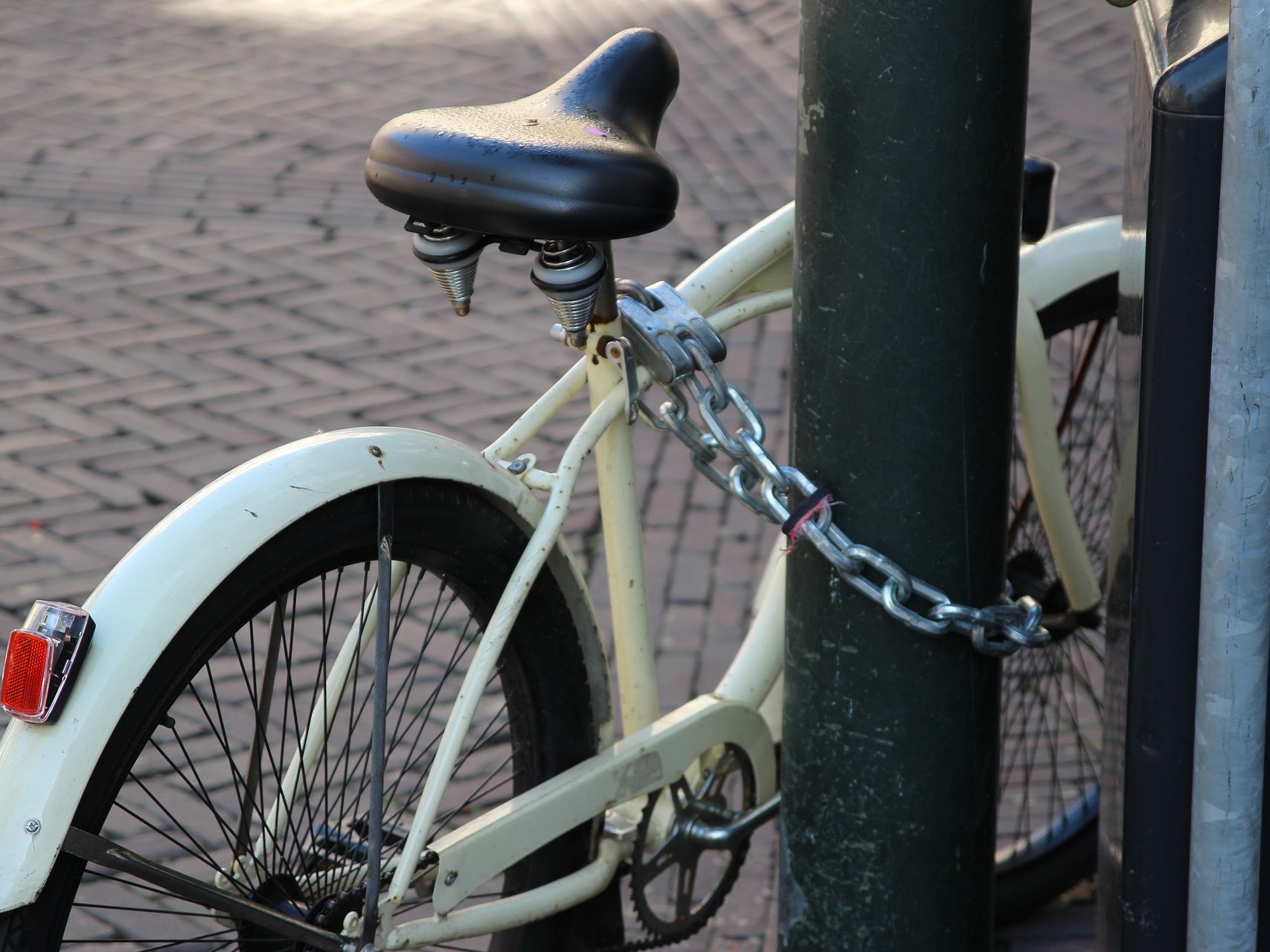 Der Mann knackte das Fahrradschloss mit einer Zange. Der Mann knackte das Fahrradschloss mit einer Zange.