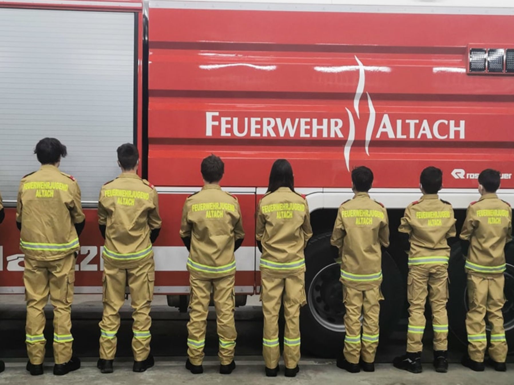 Die neuen Uniformen der Altacher Feuerwehr-Jugend