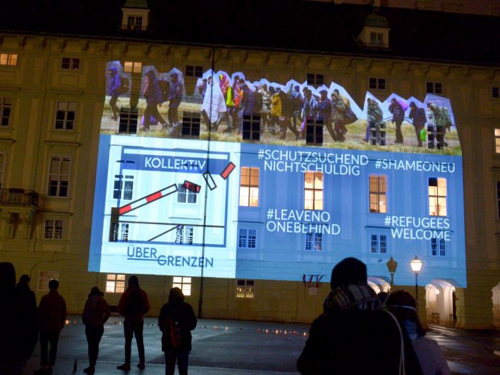 Auf die Hofburg wurden Bilder von Flüchtlingslagern projiziert.