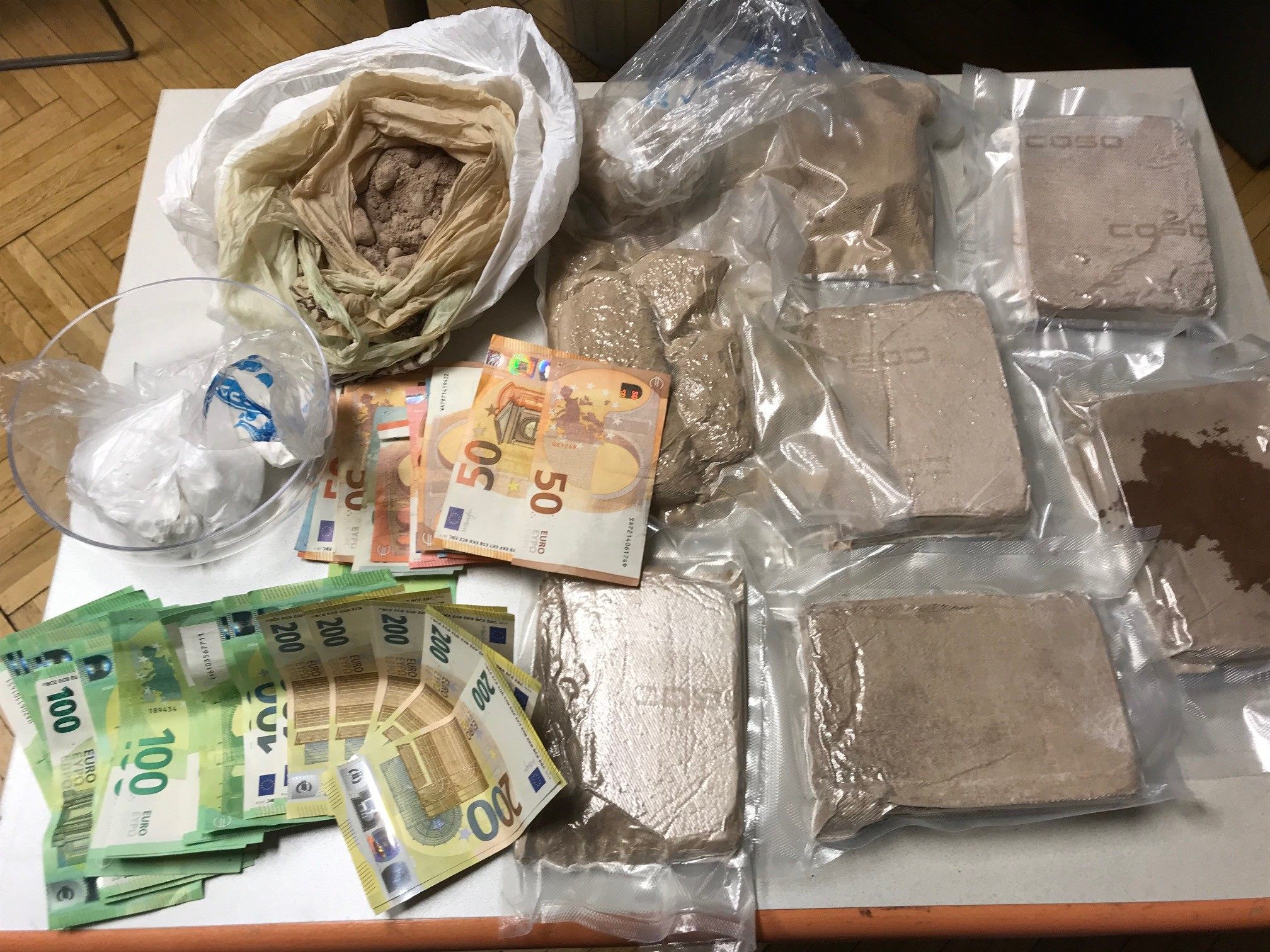 Die Polizei stellte kiloweise Heroin sicher. Die Polizei stellte kiloweise Heroin sicher.