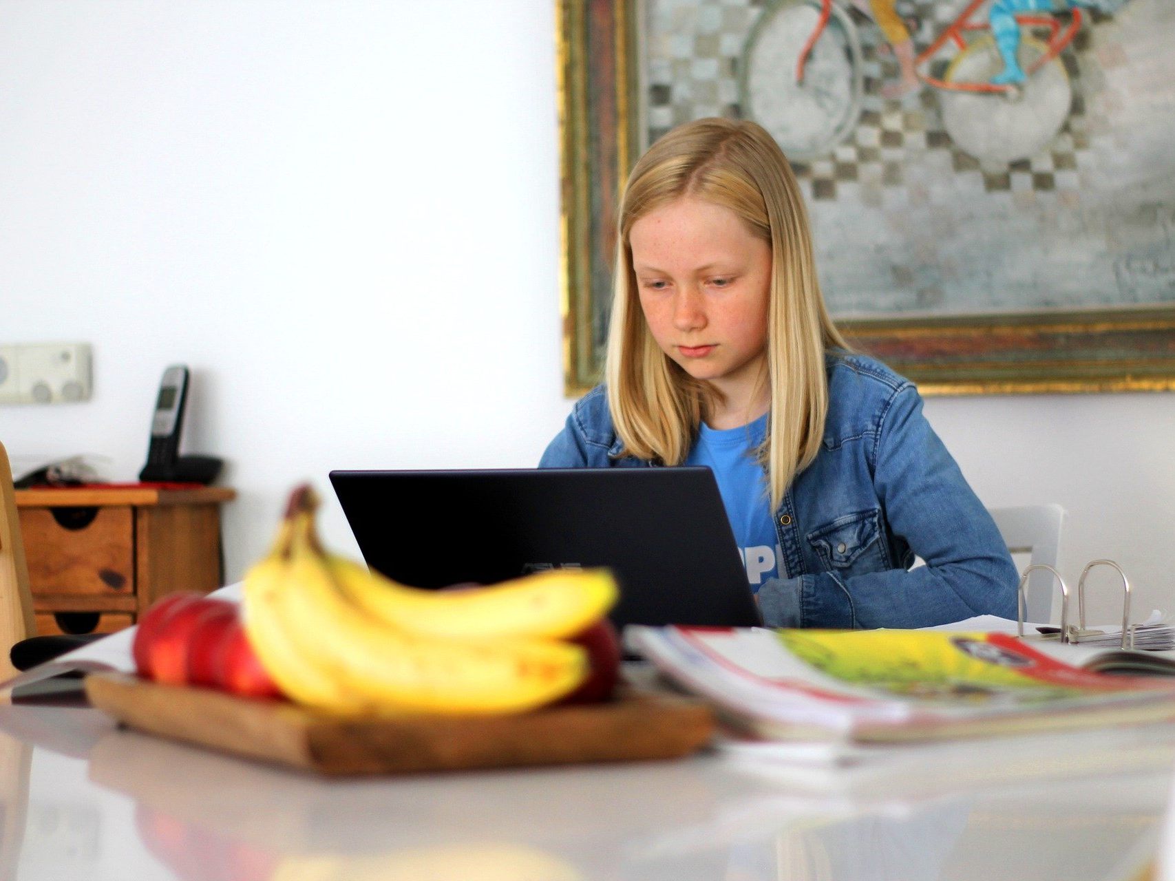 Nicht allen Kindern steht ein eigener Laptop oder PC zur Verfügung. Nicht allen Kindern steht ein eigener Laptop oder PC zur Verfügung.