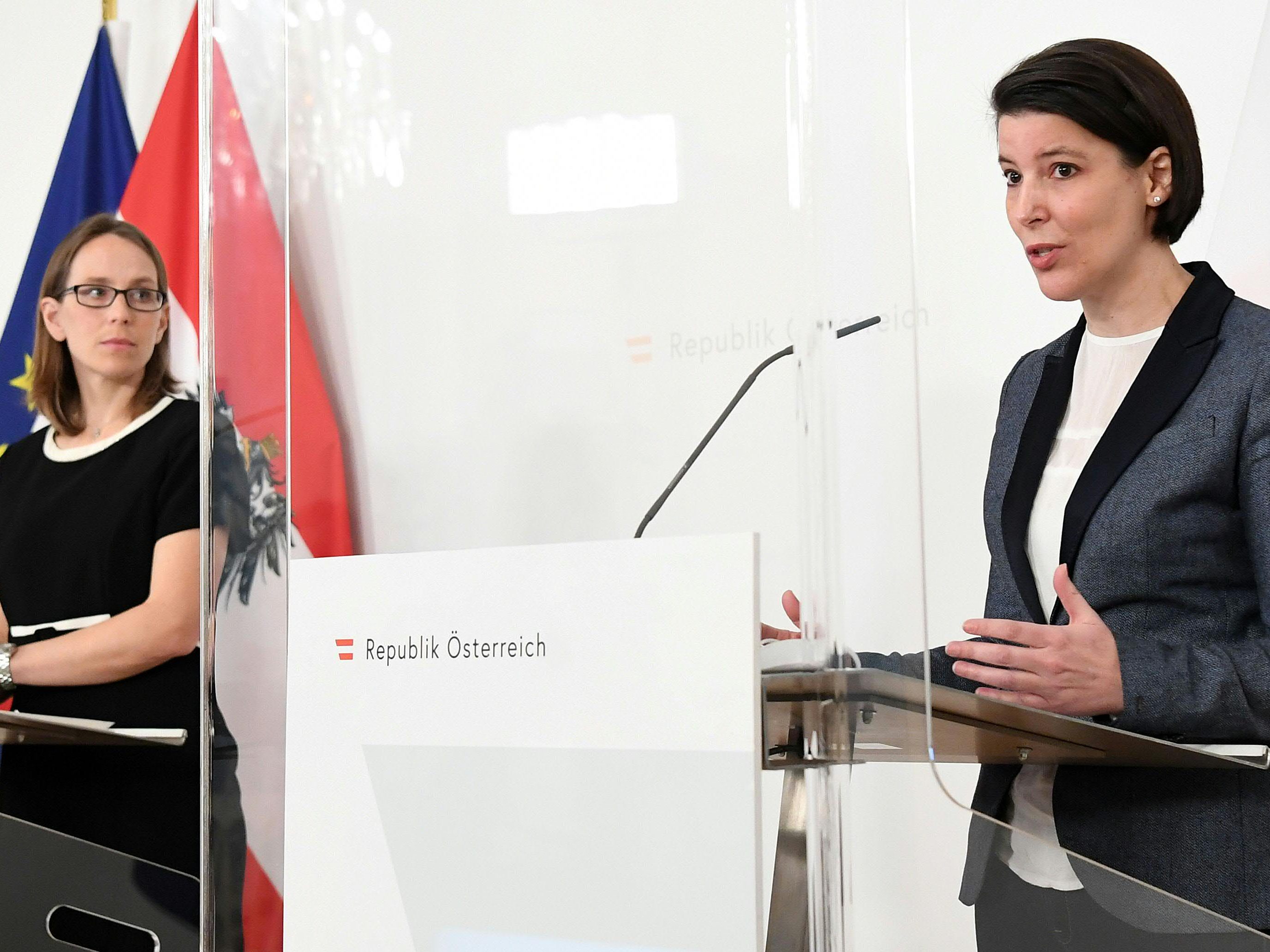 Einen Tag nach dem Weltfrauentag stellten auch drei Frauen den weiteren Impffahrplan für Österreich vor. Einen Tag nach dem Weltfrauentag stellten auch drei Frauen den weiteren Impffahrplan für Österreich vor.