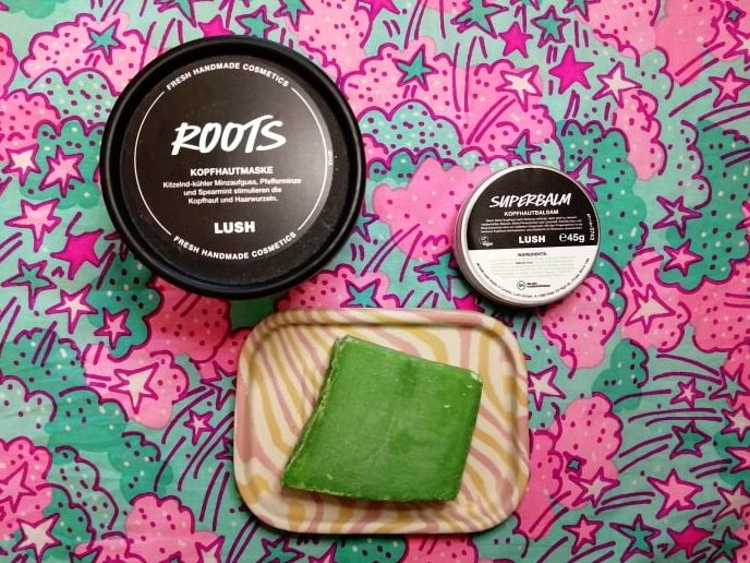 Drei Produkte von Lush, die bei Kopfhautproblemen Abhilfe schaffen können: Roots, Superbalm und Avocado Shampoo