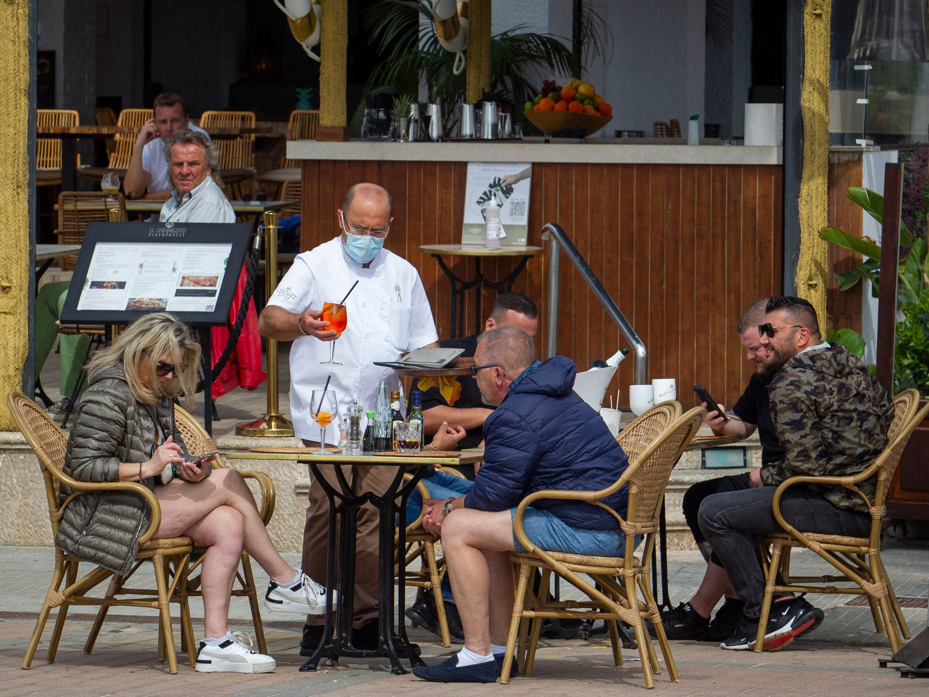 Deutsche Mallorca-Urlauber lassen es sich gut gehen. Deutsche Mallorca-Urlauber lassen es sich gut gehen.