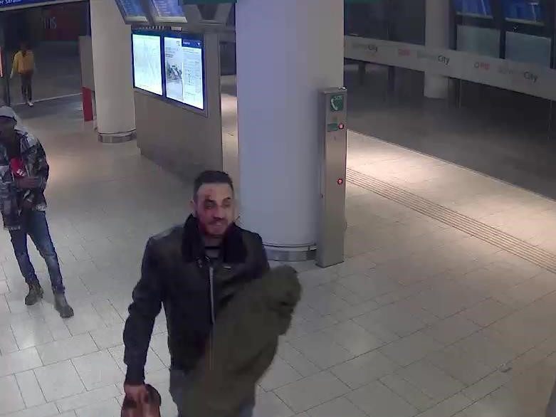 Dieser Mann wird polizeilich wegen eines schweren Raubes gesucht Dieser Mann wird polizeilich wegen eines schweren Raubes gesucht