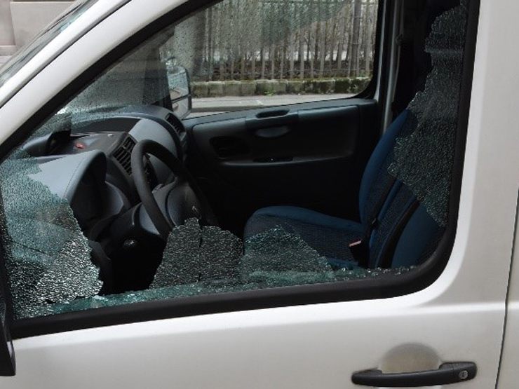 Der Tatverdächtige schlug bei zwei geparkten Pkw die Scheiben ein und entwendete Gegenstände.