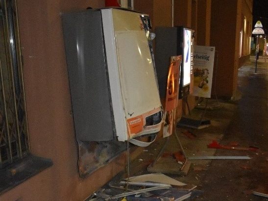 Der Zigarettenautomat wurde zerstört Der Zigarettenautomat wurde zerstört