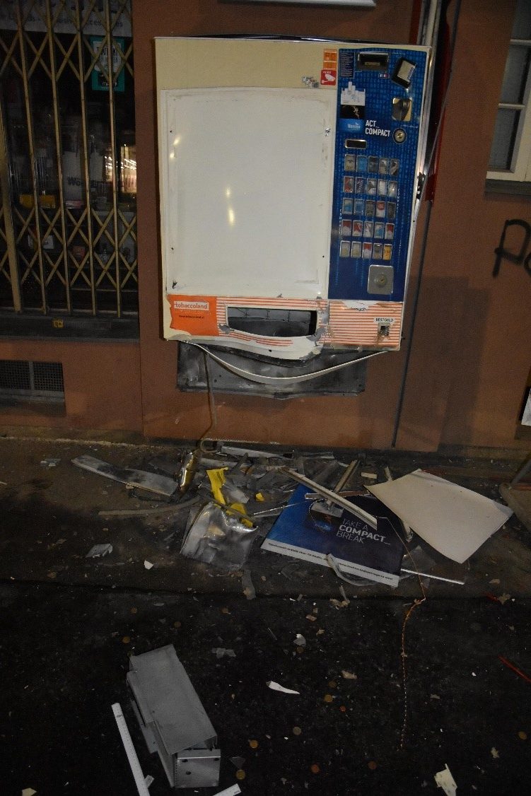 Der Zigarettenautomat wurde zerstört Der Zigarettenautomat wurde zerstört