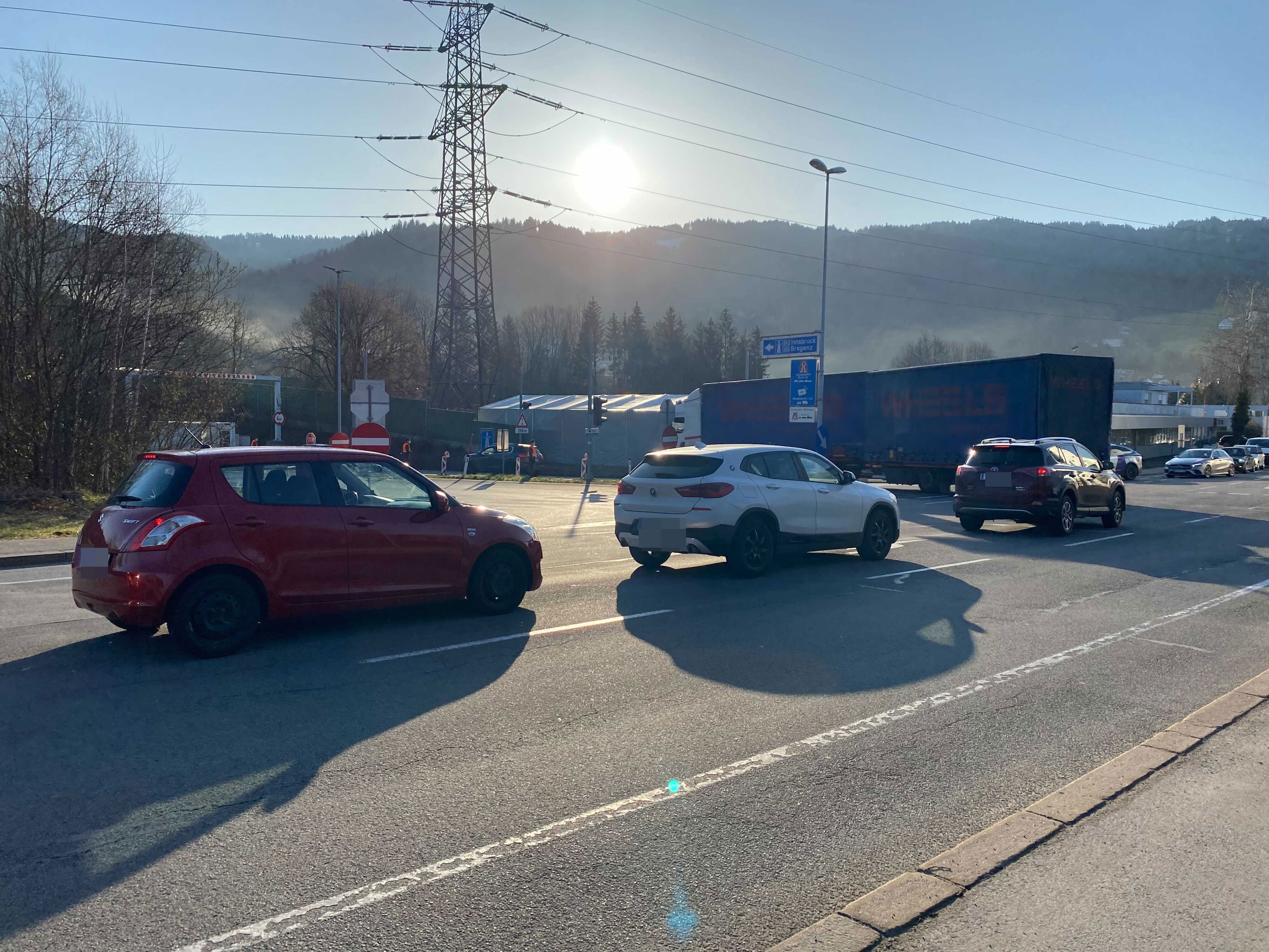 Eine Stunde mussten die Autofahrer am Morgen warten, um in Hörbranz auf die A14 aufzufahren.