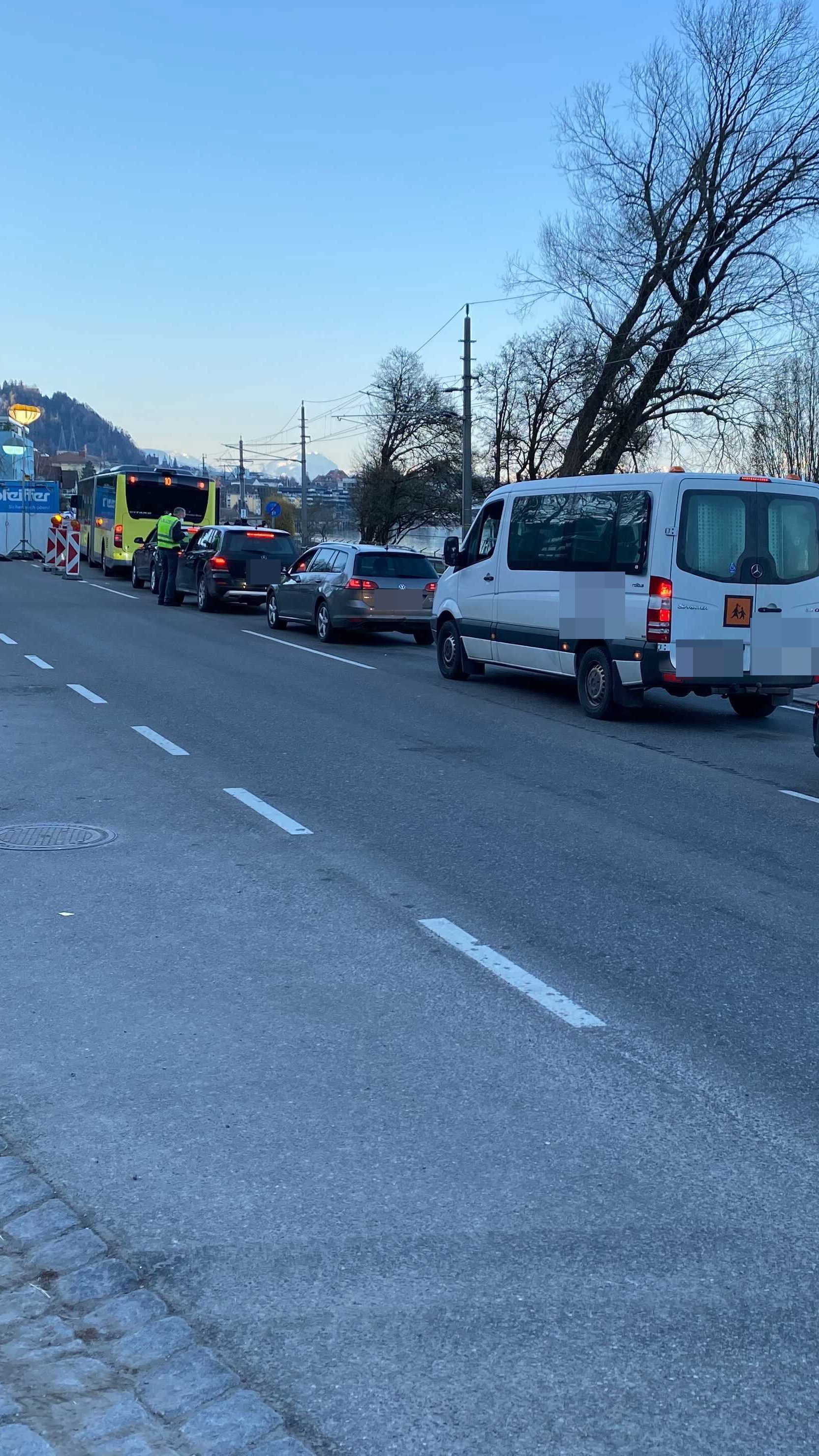 Auch am Freitag sorgen die Kontrollen für Stau im Frühverkehr.