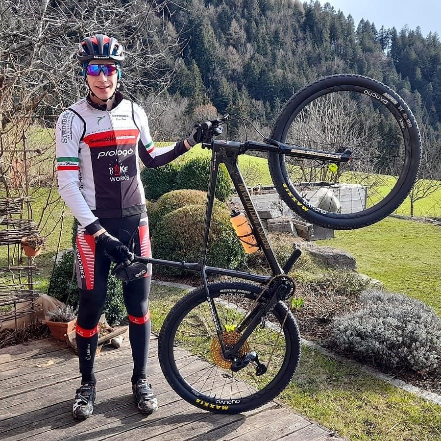 Julius Scherrer blickt optimistisch und neuem Rennrad in die Saison