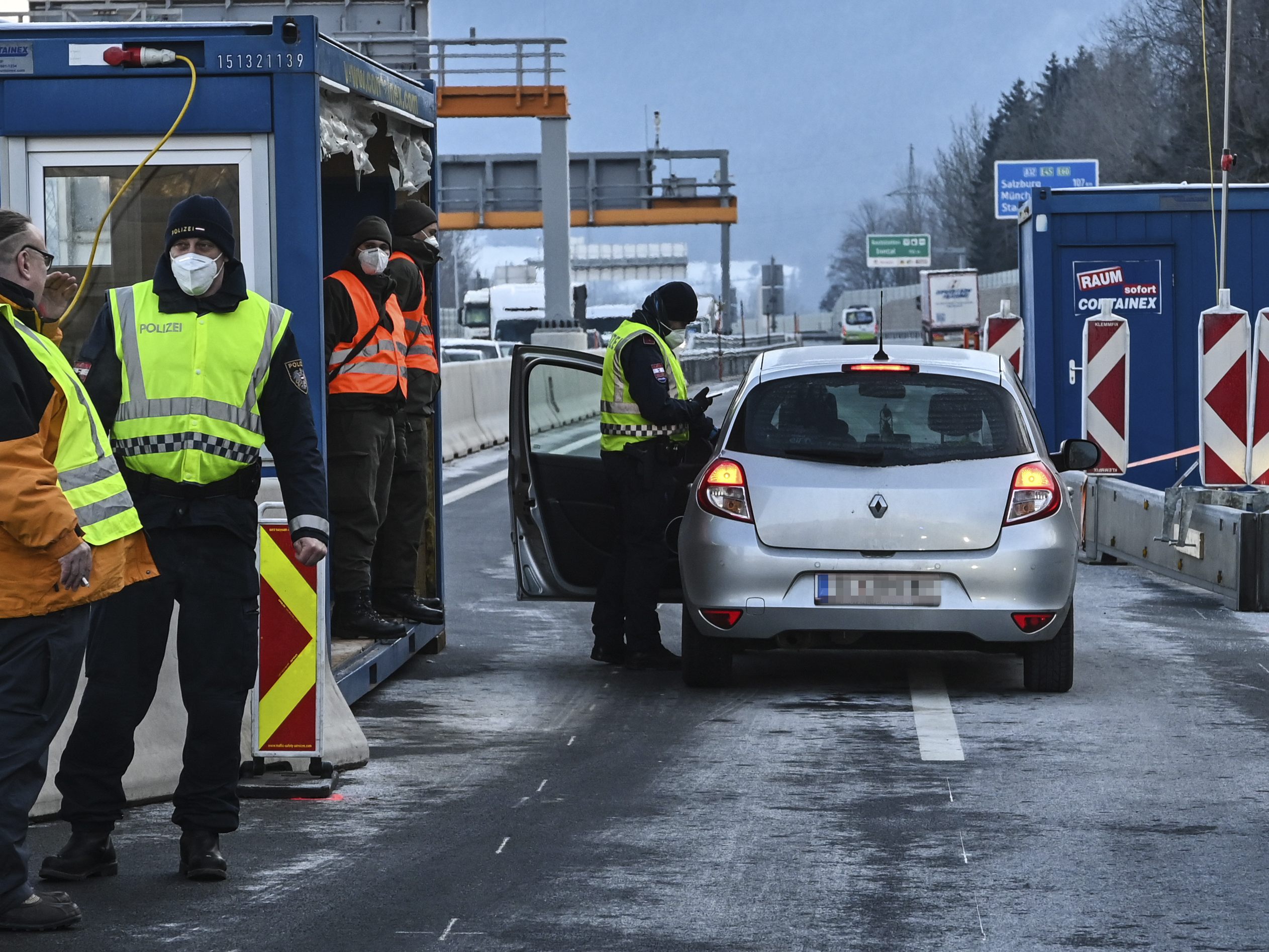 Die Kontrollen an den Grenzen verhindern schnelle Grenzüberschreitungen. Die Kontrollen an den Grenzen verhindern schnelle Grenzüberschreitungen.