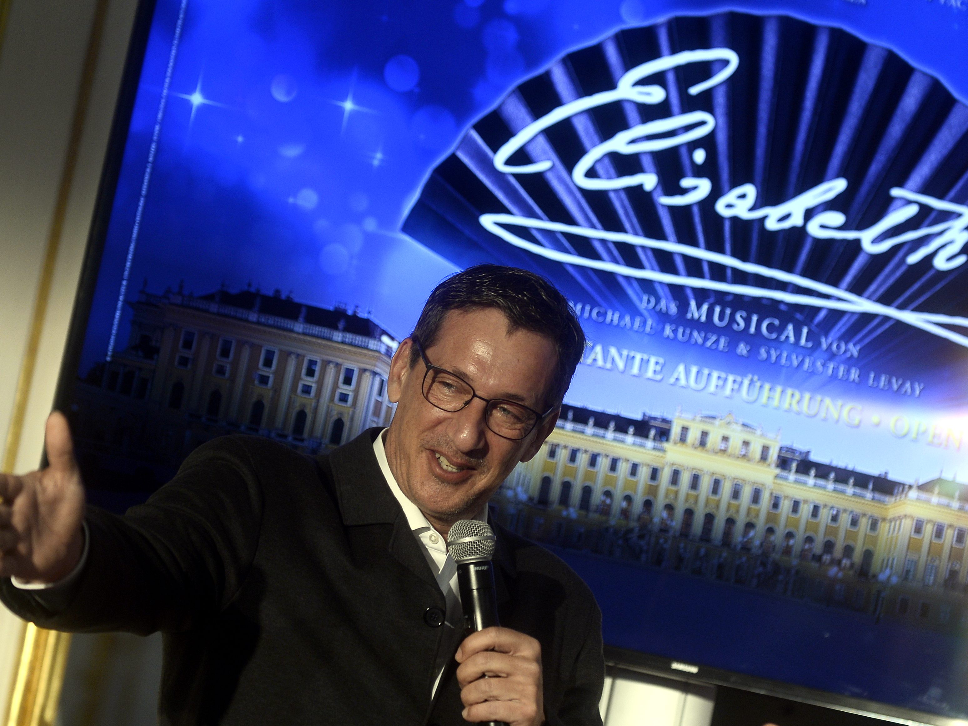 Viktor Gernot ruft die Praterbühne ins Leben. Viktor Gernot ruft die Praterbühne ins Leben.