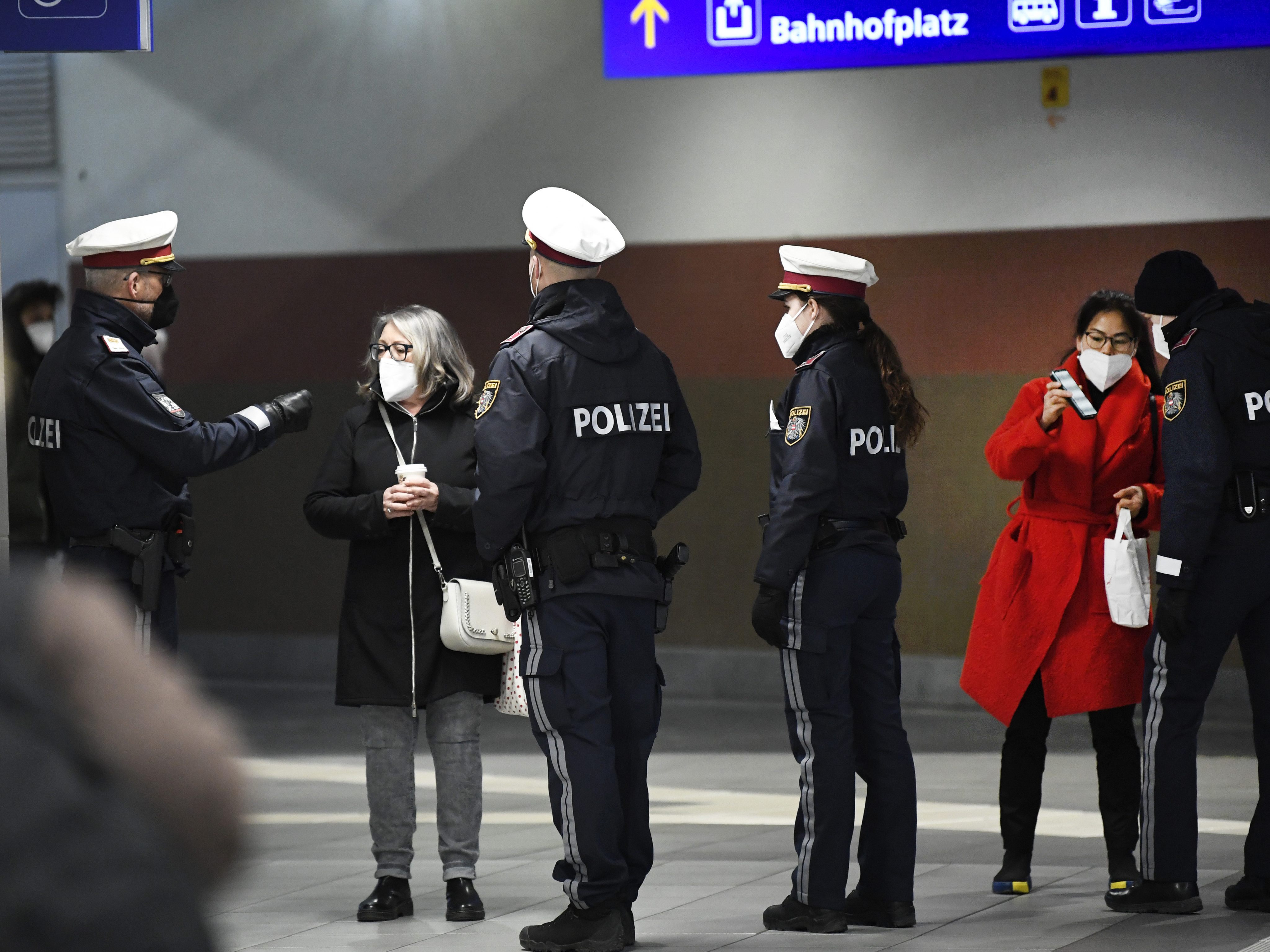 Ausreisekontrollen am Bahnhof Wiener Neustadt. Ausreisekontrollen am Bahnhof Wiener Neustadt.