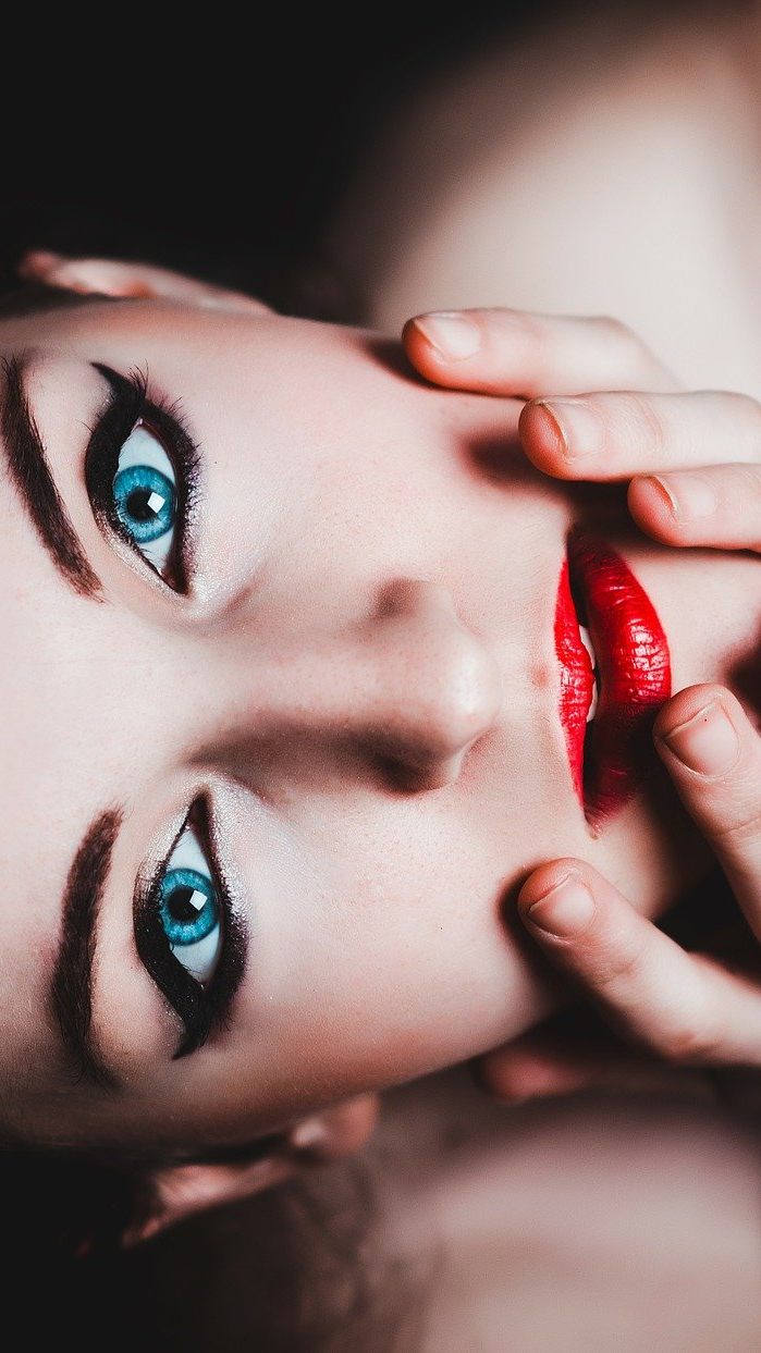 Viele Schminkprodukte enthalten Plastik - obwohl sie teilweise mit "frei von Mikroplastik" beschriftet werden.