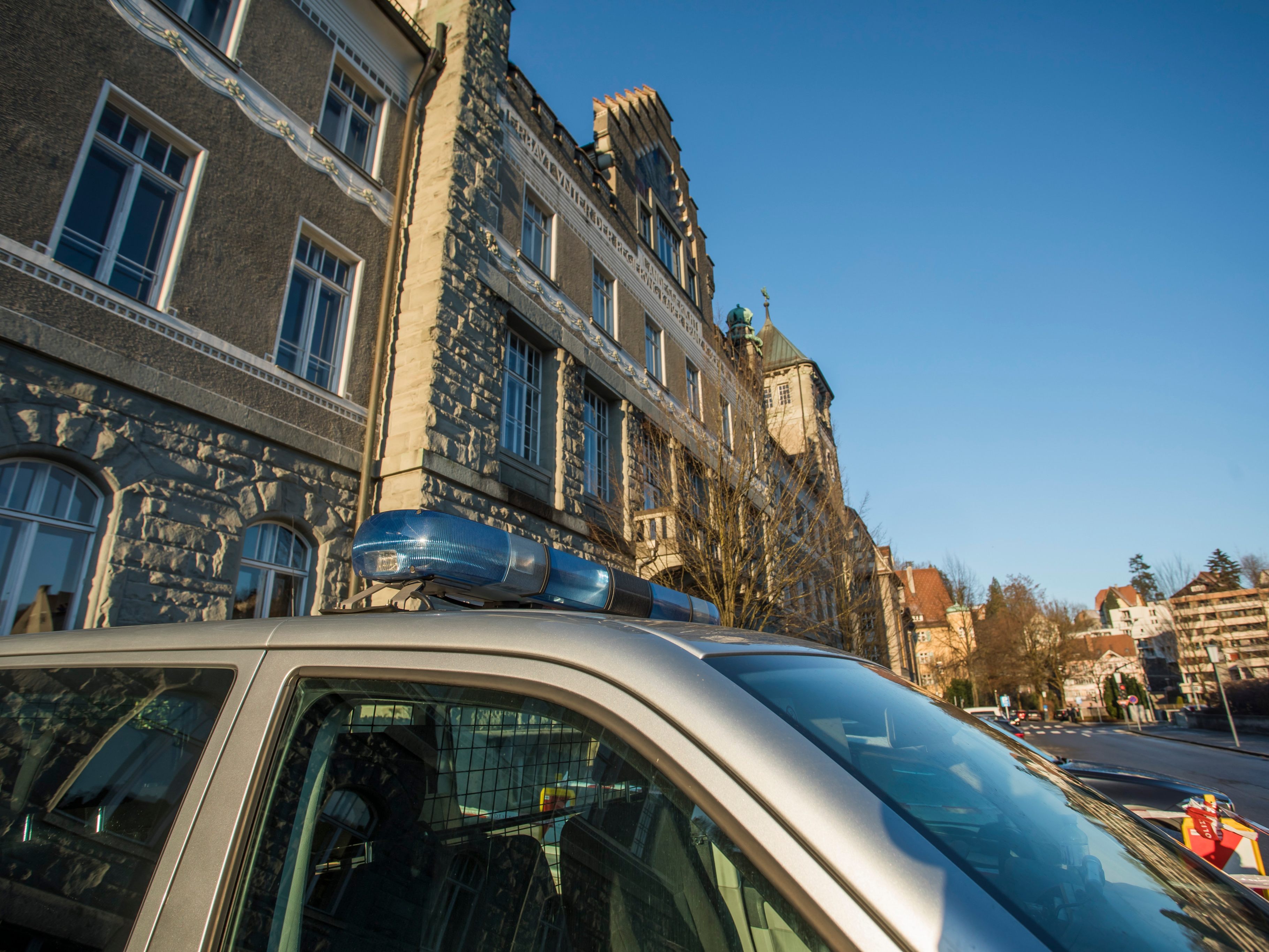 Neben der Haftstrafe wurde der 38-Jährige zur Zahlung eines Teilschmerzengelds von 2.000 Euro an eines der Mädchen verurteilt. Neben der Haftstrafe wurde der 38-Jährige zur Zahlung eines Teilschmerzengelds von 2.000 Euro an eines der Mädchen verurteilt.