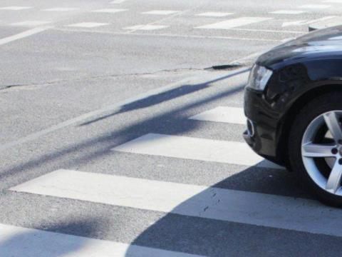 Mutter und zwei Kleinkinder in Wien von Pkw angefahren. Mutter und zwei Kleinkinder in Wien von Pkw angefahren.