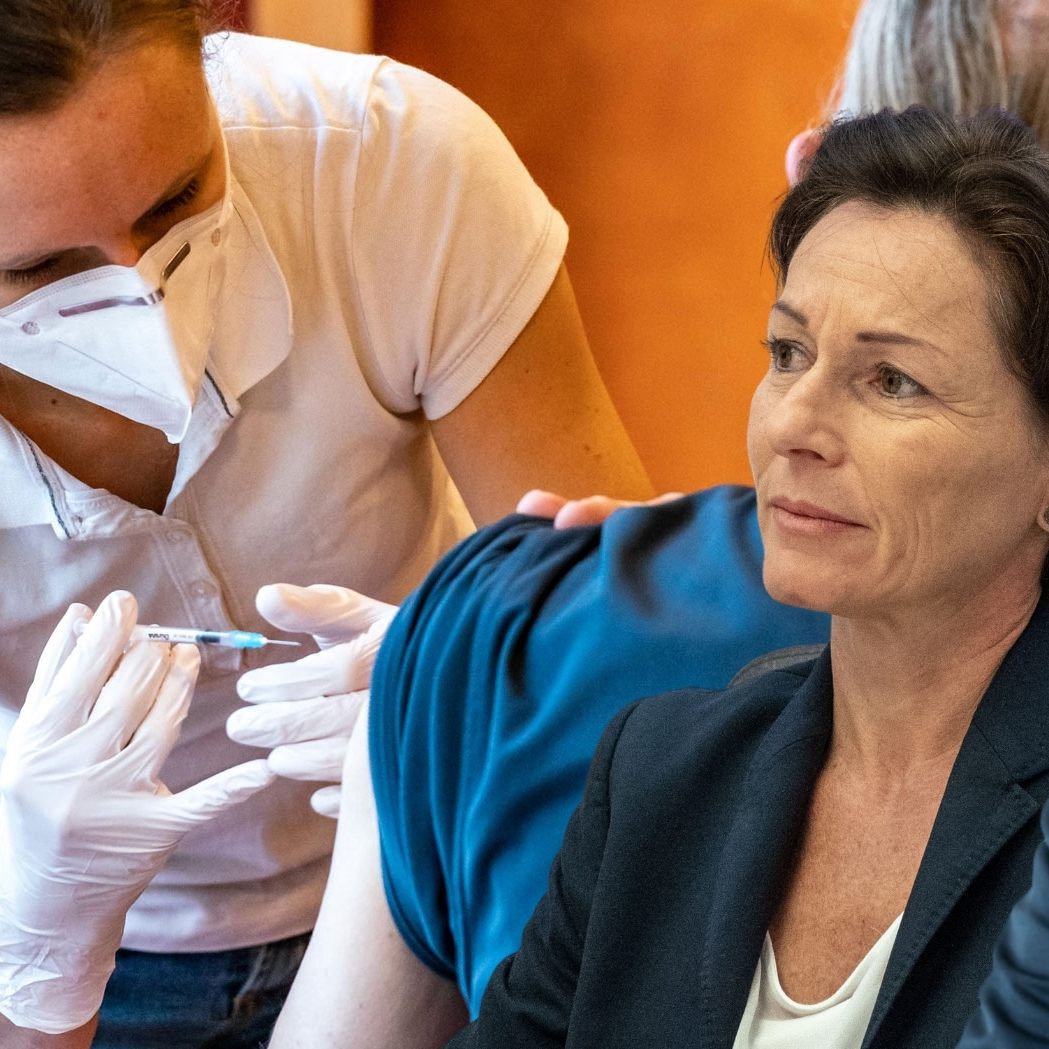 Landeshauptmann Wallner und Landesrätin Rüscher: Überwindung der Pandemie erfordert hohe Impfbereitschaft.