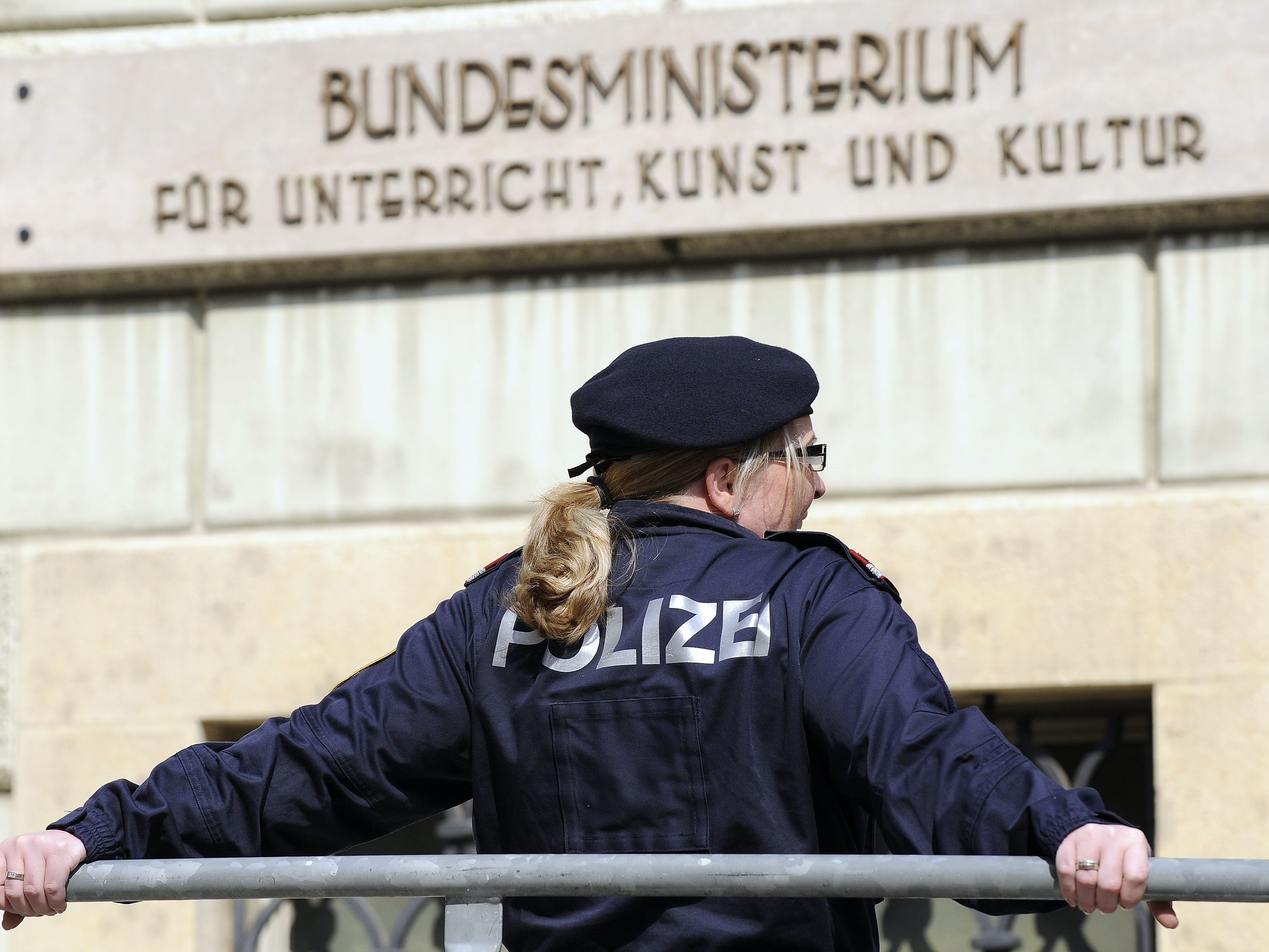 Eine Polizistin musste sich für die Teilnahme bei einer Demo der Corona-Leugner verantworten Eine Polizistin musste sich für die Teilnahme bei einer Demo der Corona-Leugner verantworten